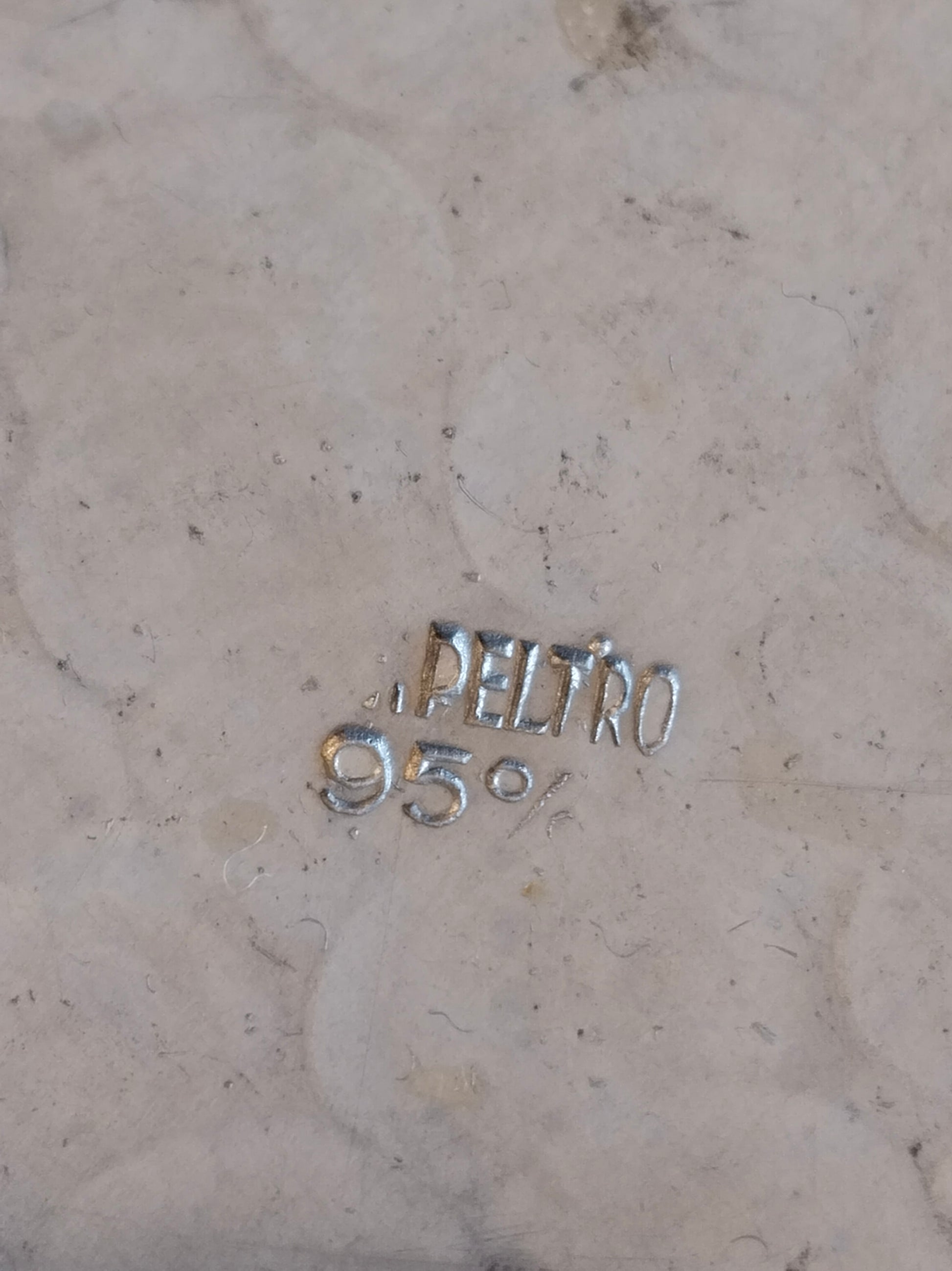 Tablett-Unterseite mit Herstellerpunze PELTRO 95°, handgehämmerte Oberfläche sichtbar