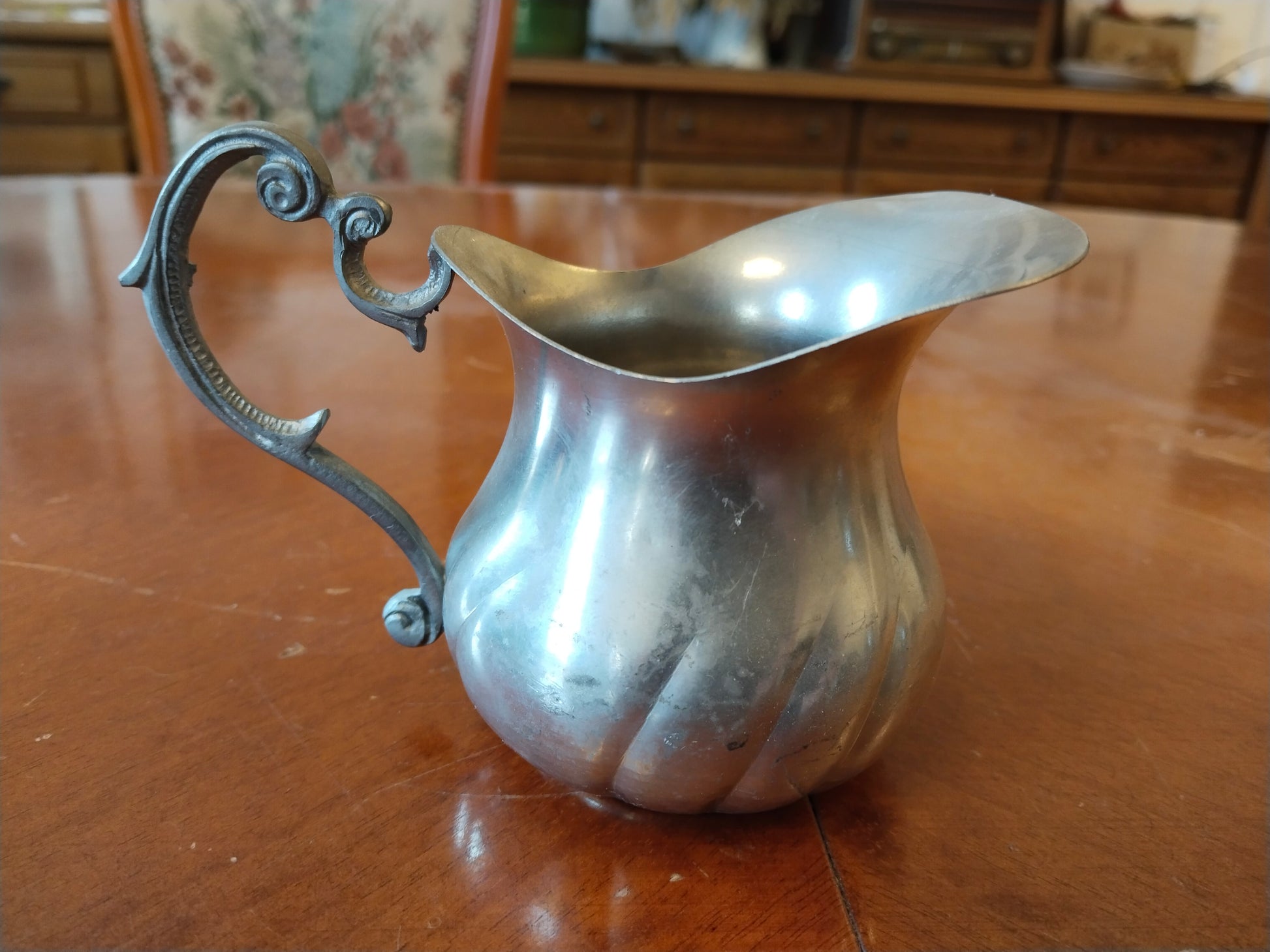  Zinn-Milchkännchen mit geschwungenem Barockhenkel, Seitenansicht, Vintage Peltro