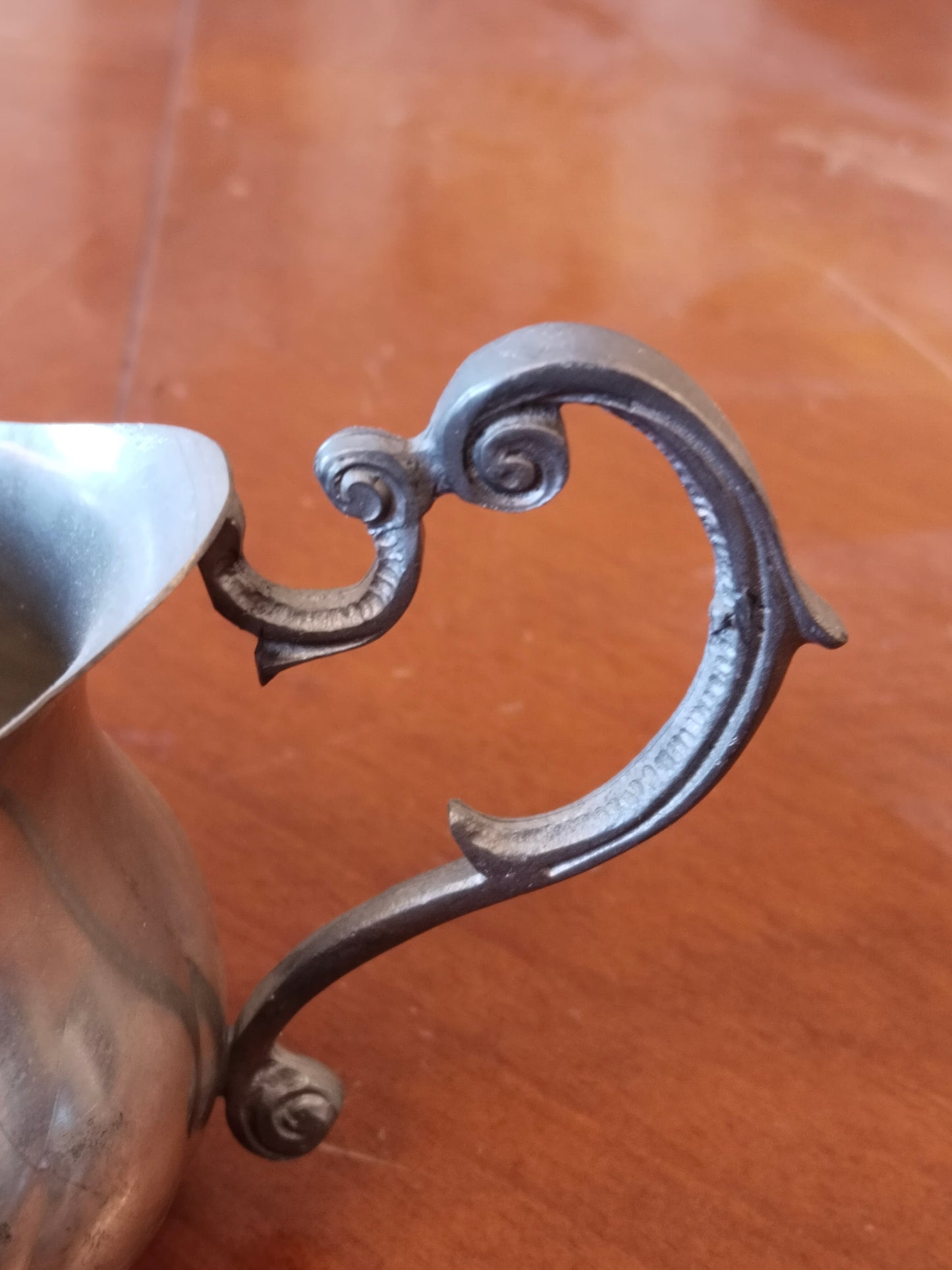Detailaufnahme Barockhenkel mit Schnecken-Zierelementen, Vintage Zinn