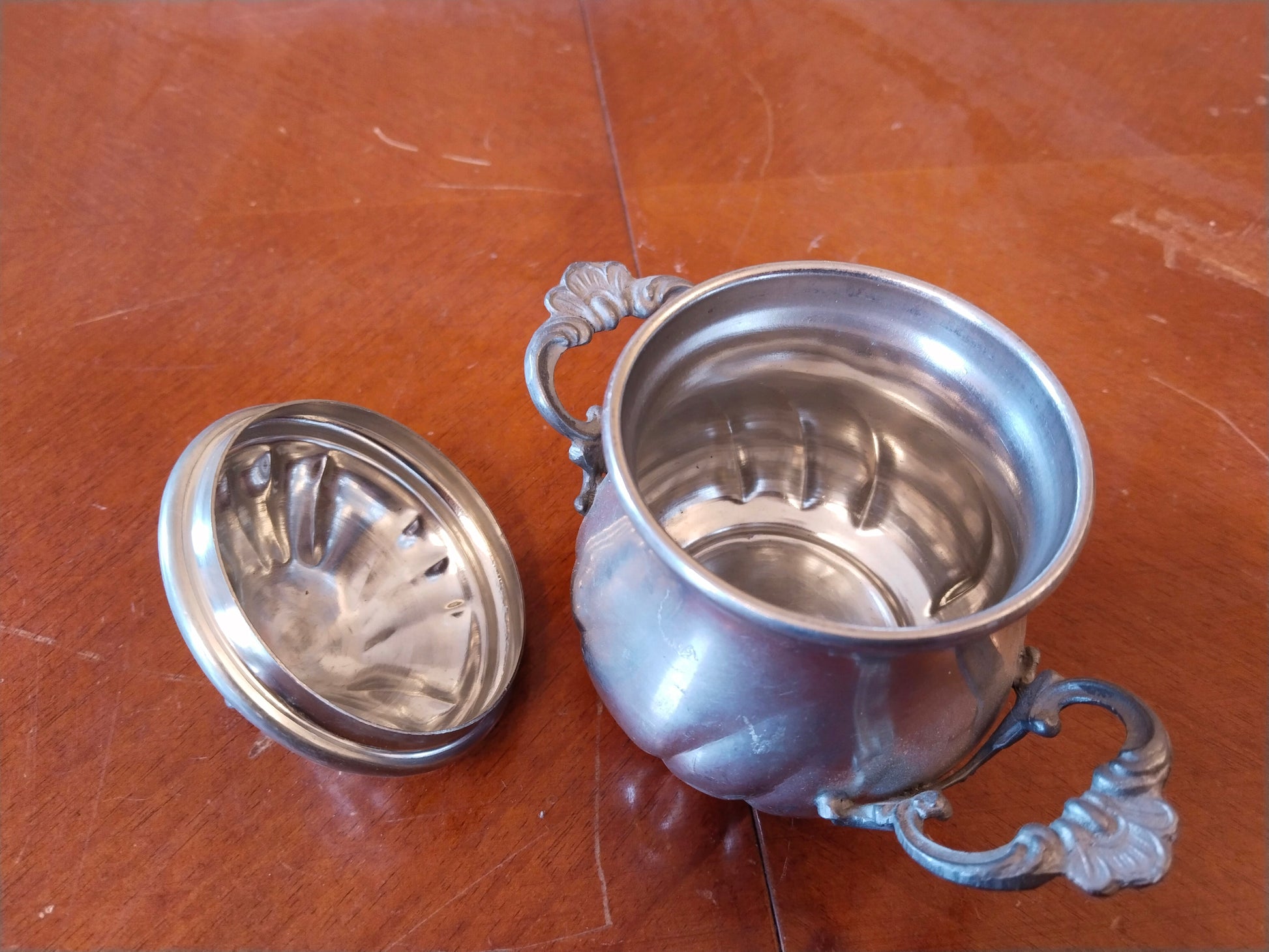 Zuckerdose geöffnet mit abgenommenem Deckel, Innenansicht, Vintage Zinnservice