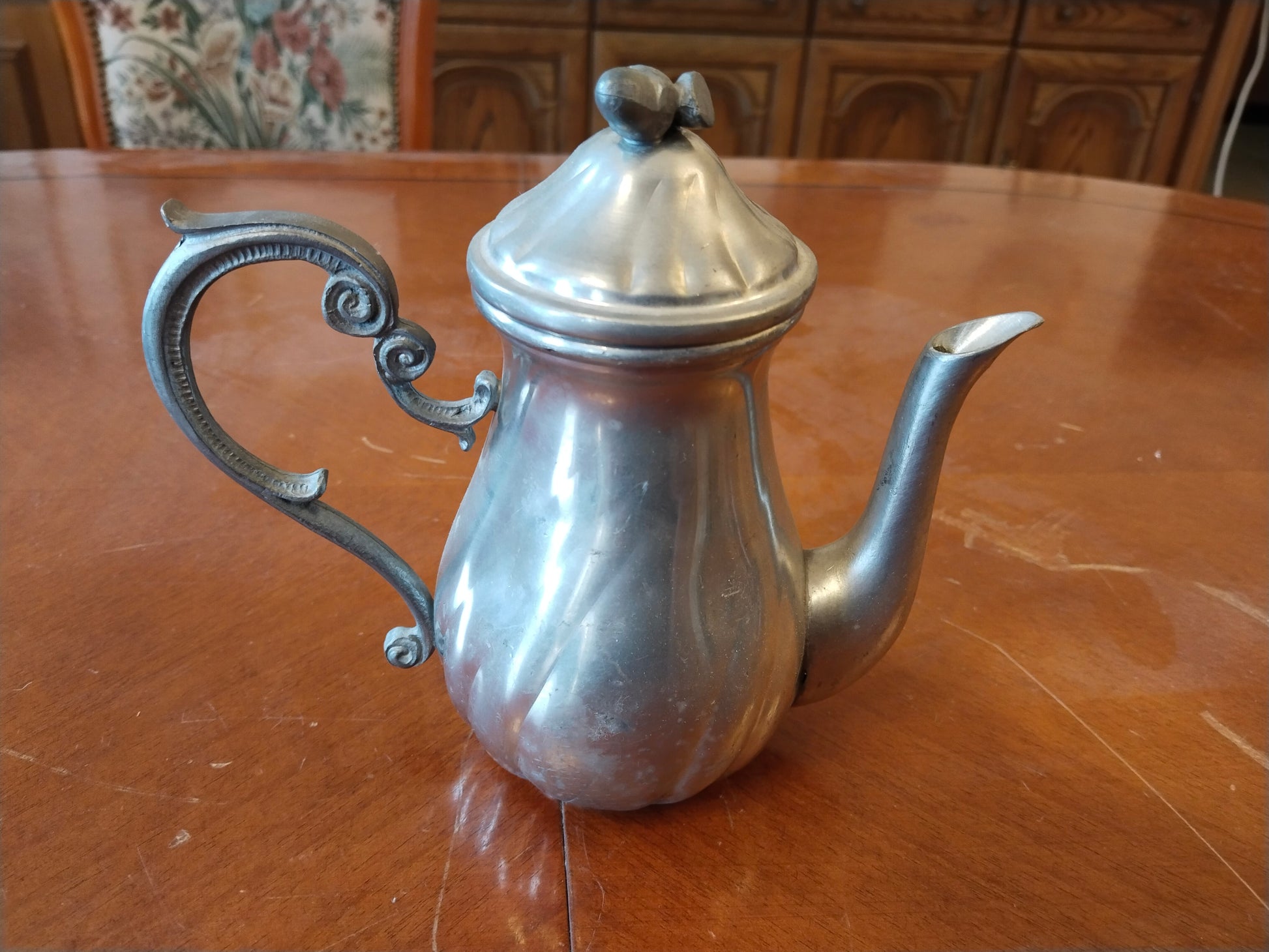 Vintage Zinn-Kaffeekanne mit Deckel, Schnabel und geschwungenem Henkel, Seitenansicht