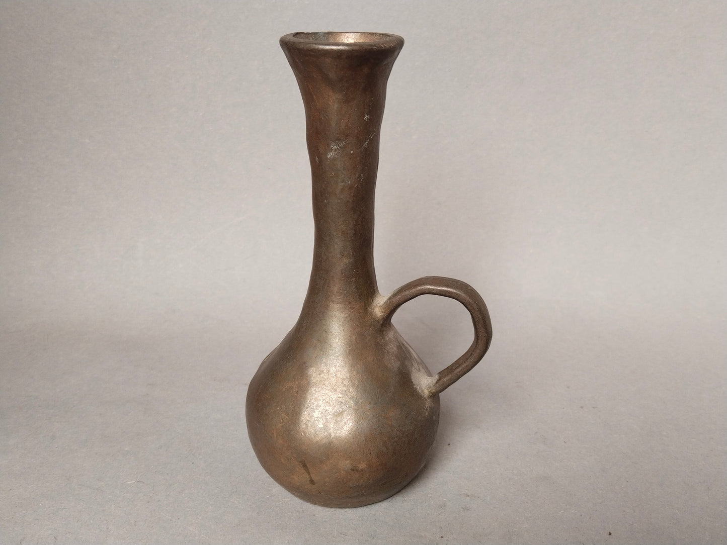 Massive brutalistische Bronze Vase mit Henkel 14cm hoch Mid-Century Modern Stil