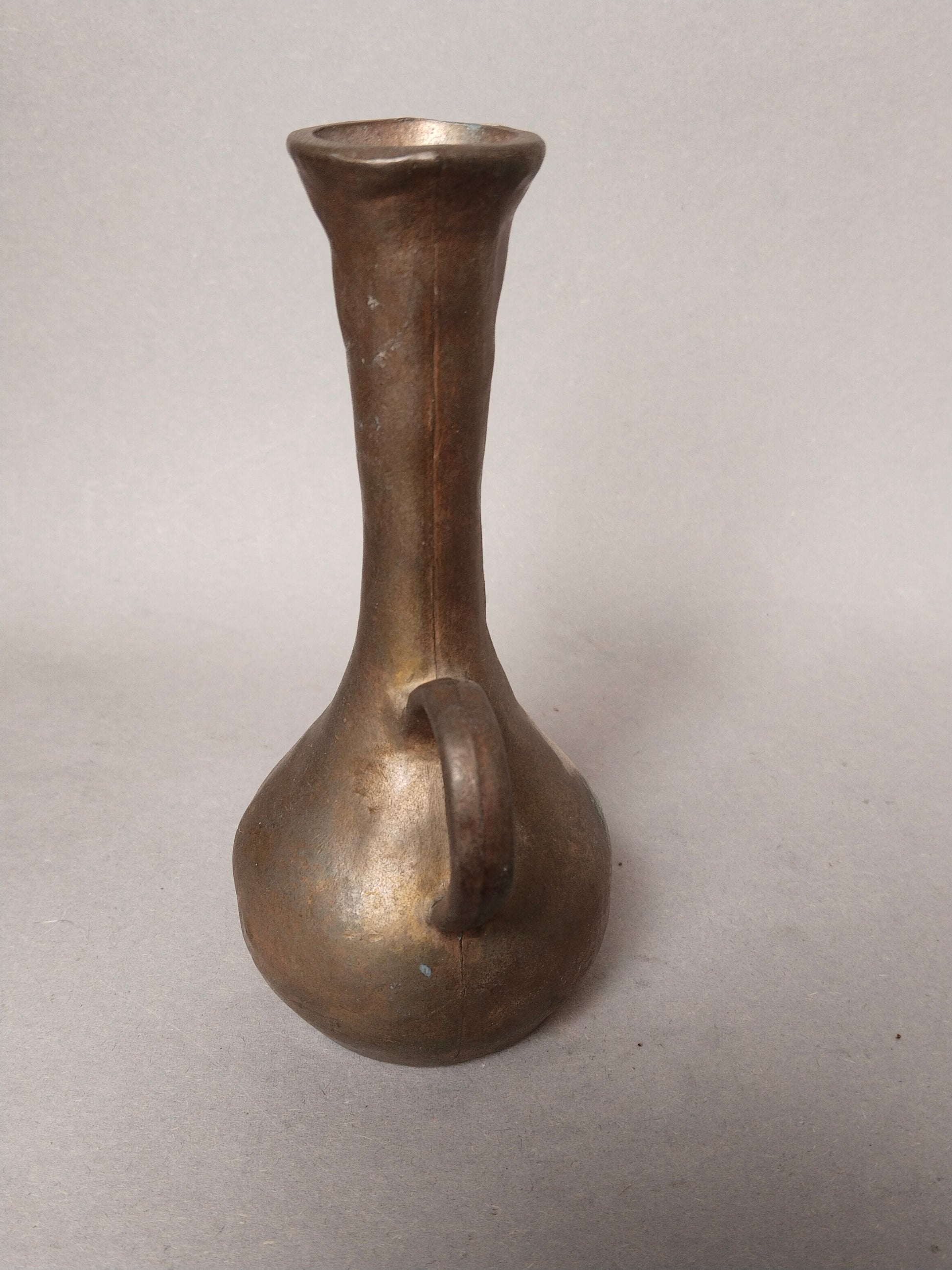 Rueckansicht der schweren Metallvase mit sichtbarer authentischer Gussnaht
