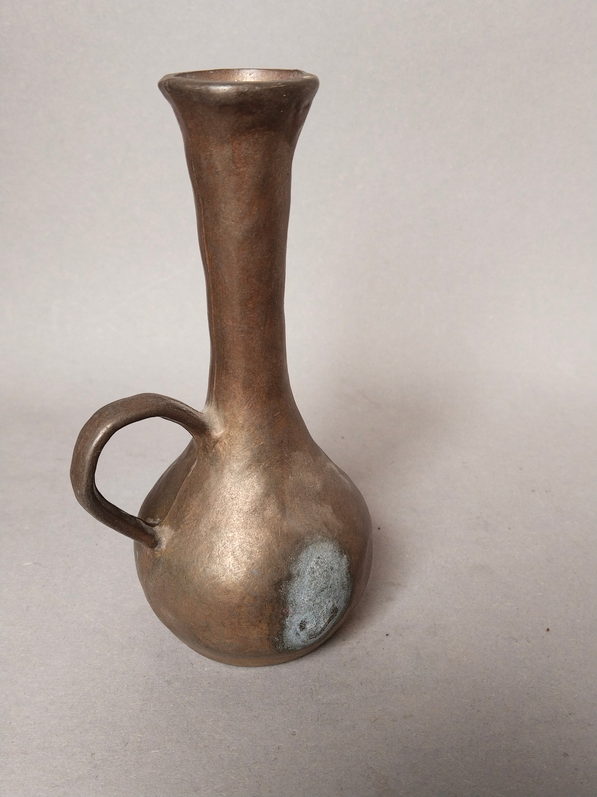 Kleine Vintage Vase aus Bronze mit dunkler Alterspatina und hellem Oxidschnitt