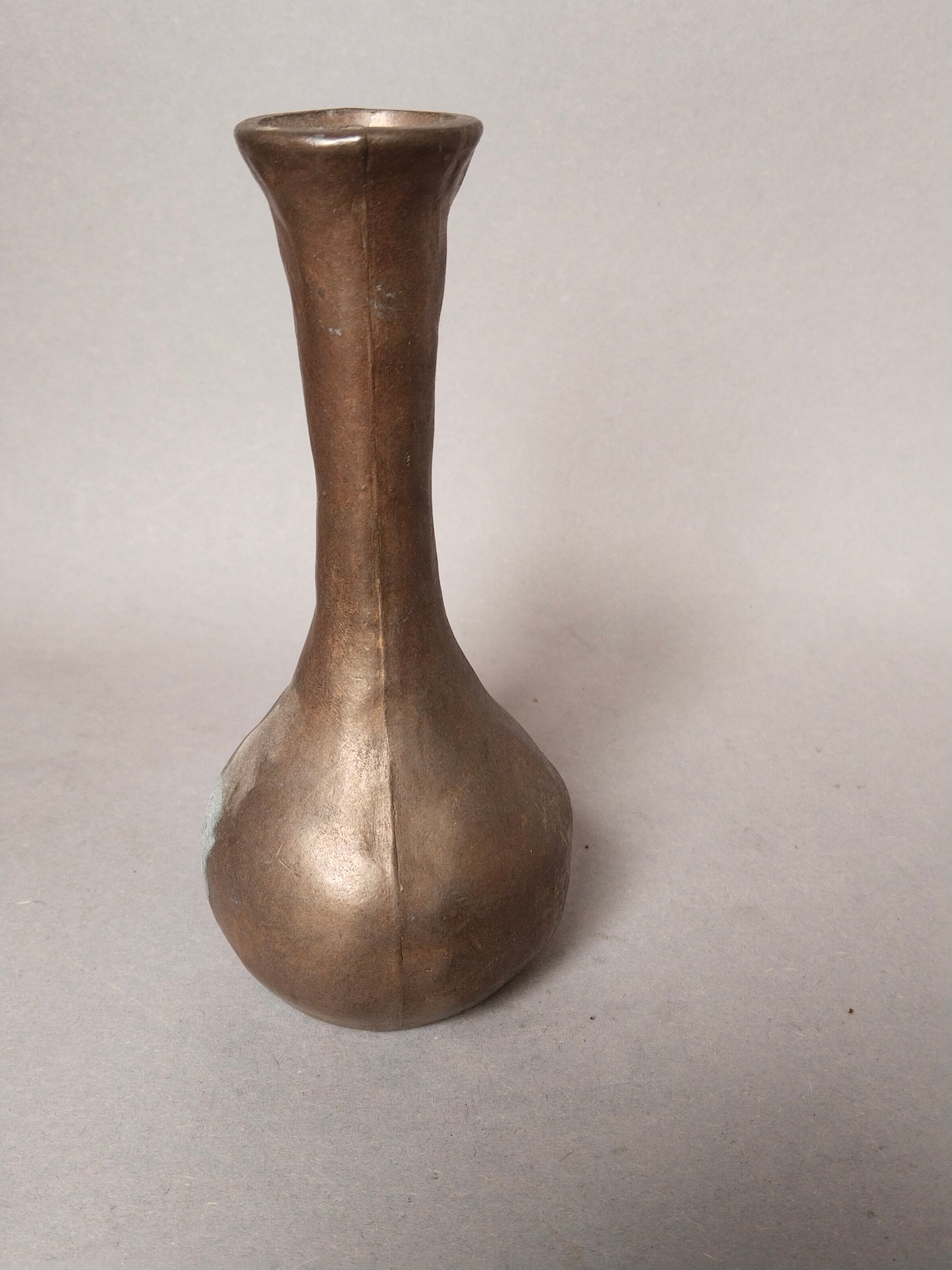 Vorderansicht des rustikalen Metallkruges im rauen Wabi-Sabi Design