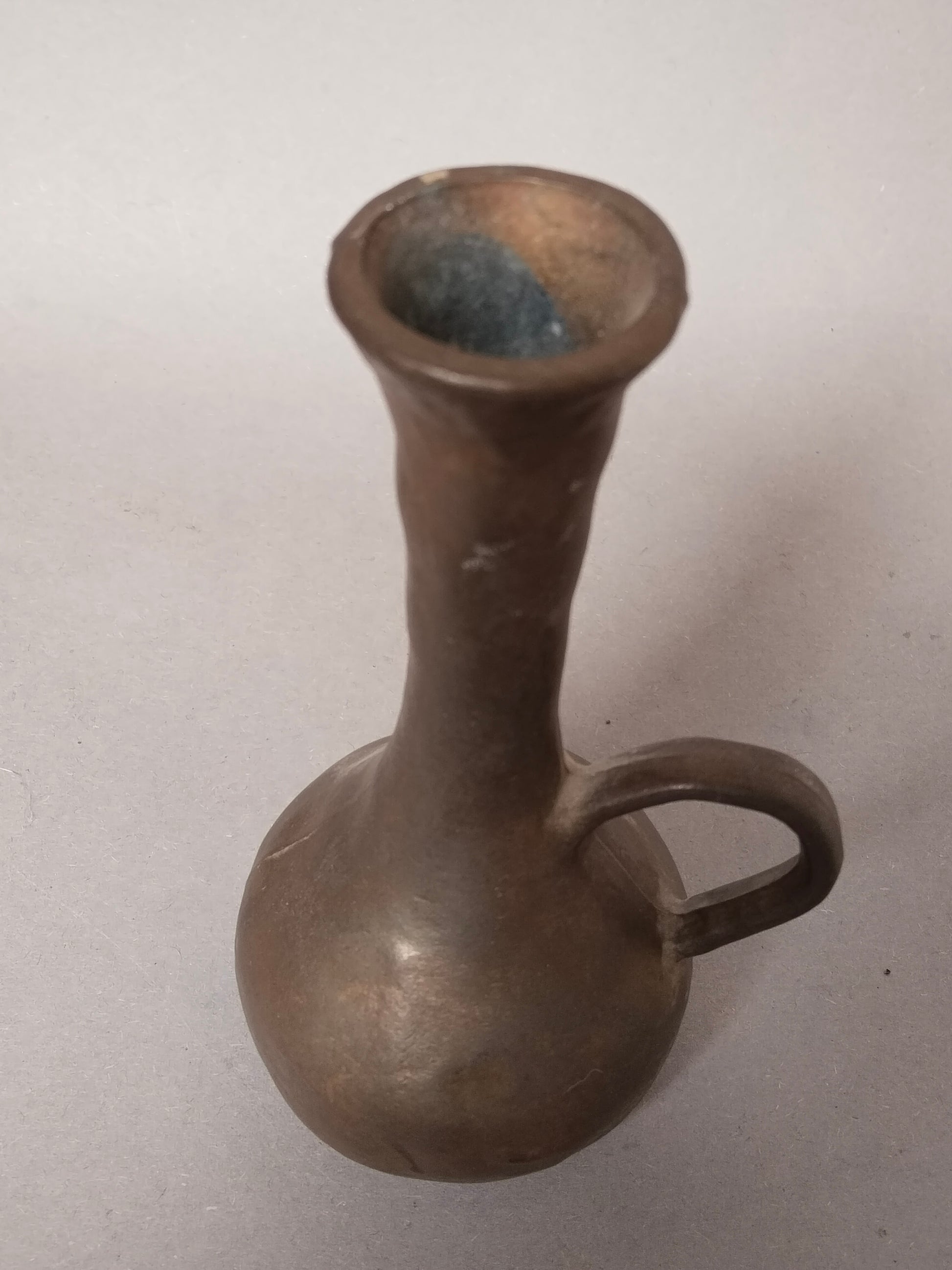 Perspektive von oben auf die kleine rohe Bronze Kanne aus Oesterreich