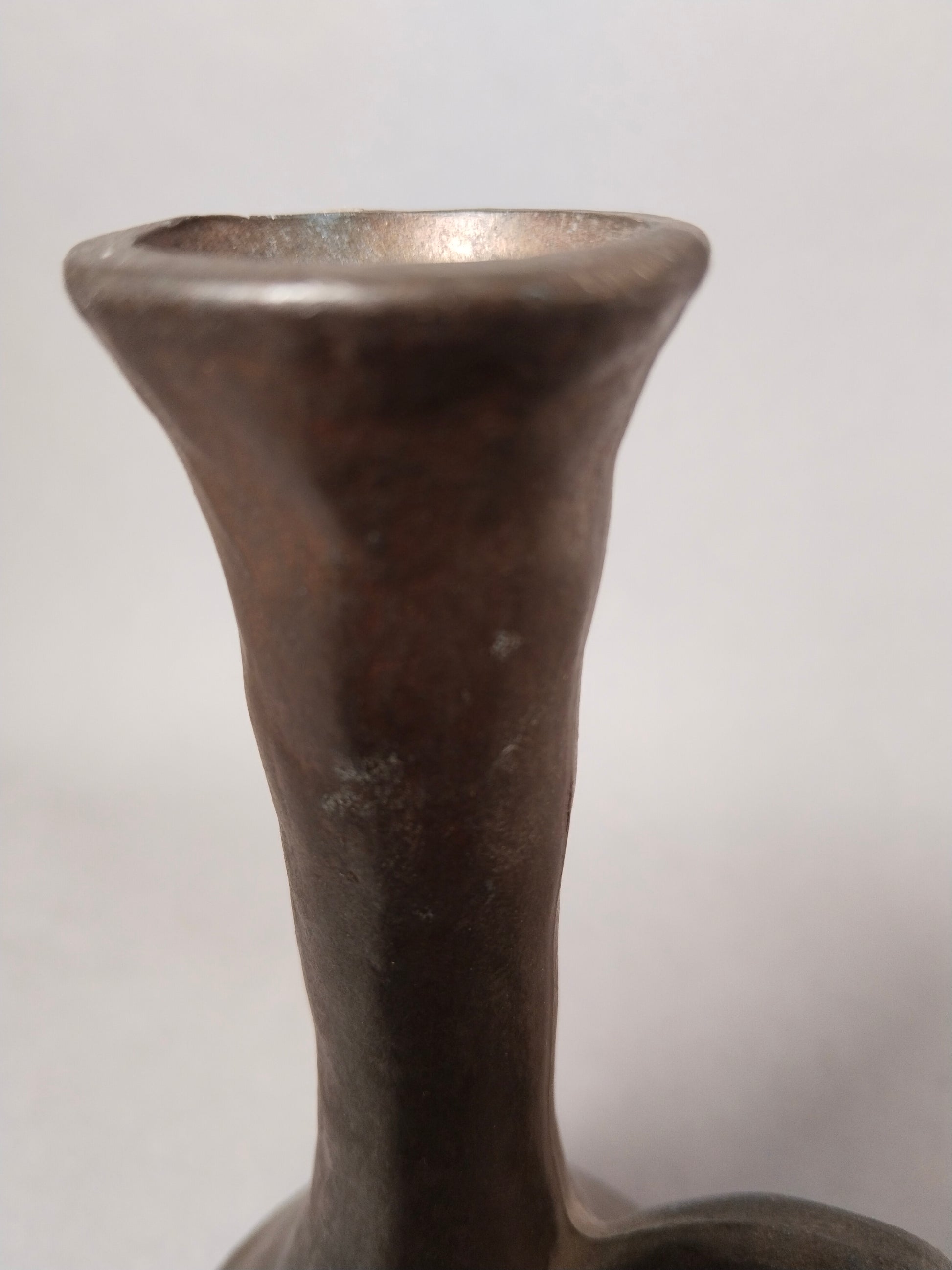 Detailaufnahme des schlanken Halses der Mid-Century Bronze Vase