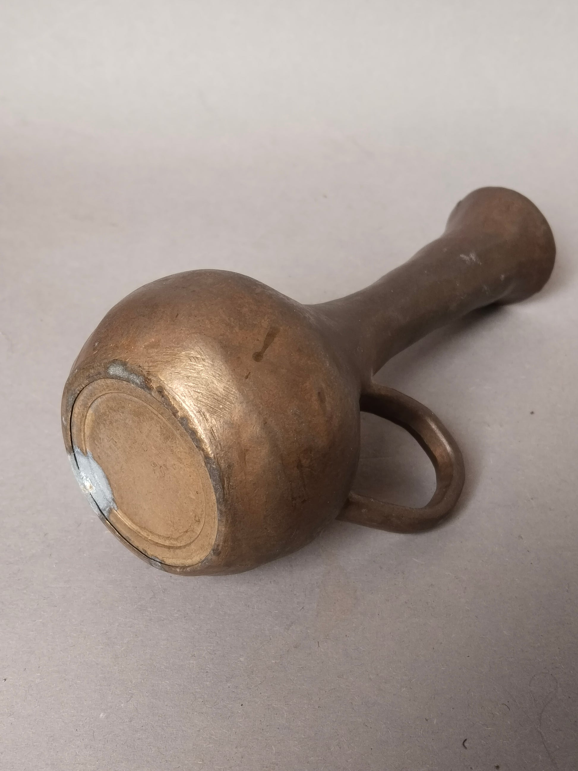Glatte Unterseite und Standflaeche der 500 Gramm schweren Metallvase
