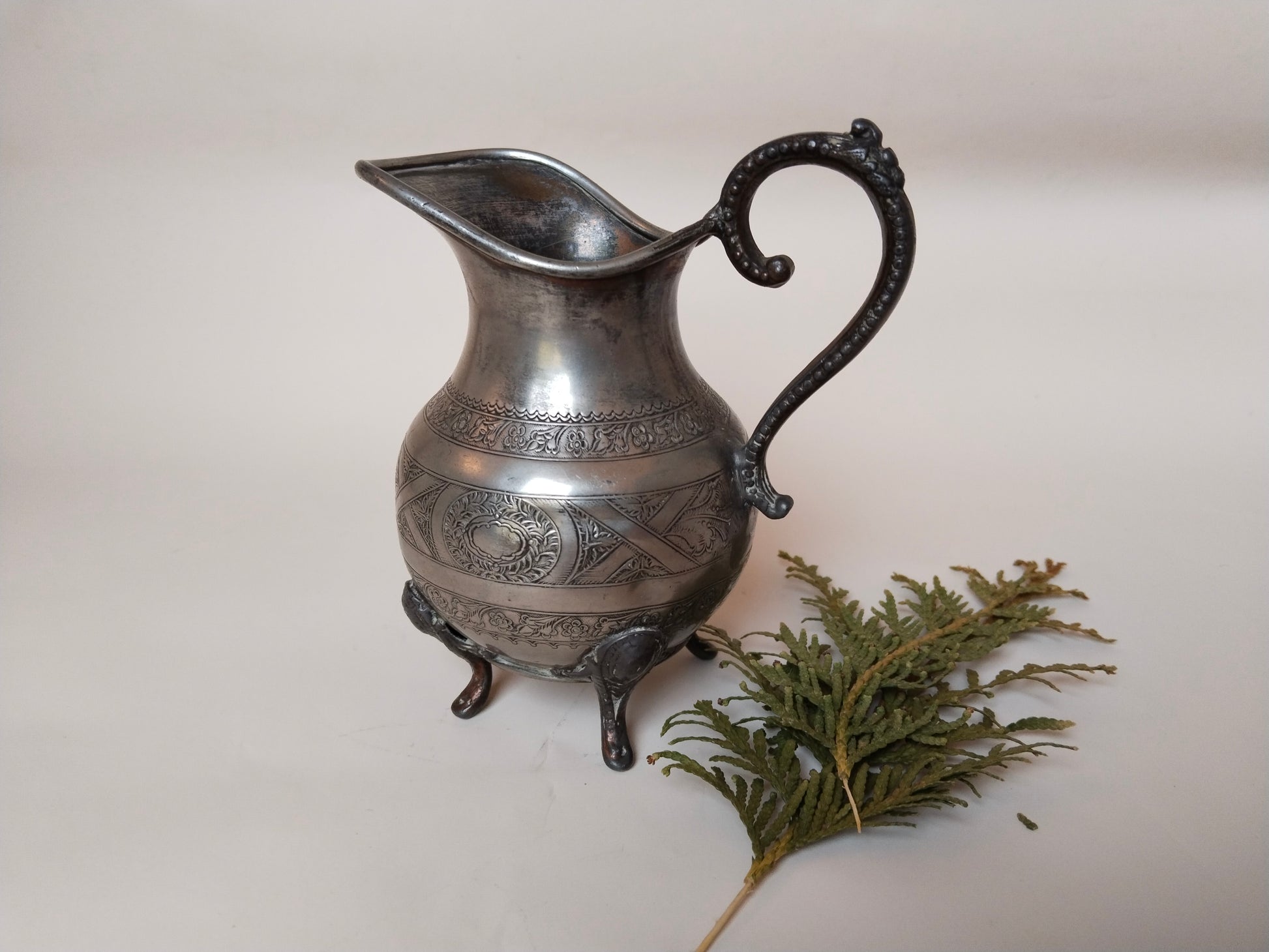 Versilbertes Milchkännchen, Seitenansicht mit Schnabel und Henkel, Vintage Metall
