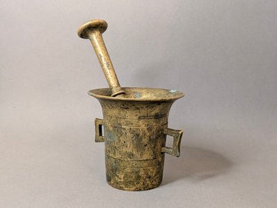 Antiker Messing-Mörser mit eingestelltem Stößel, Gesamtansicht, Vintage Apothekermörser aus Messing
