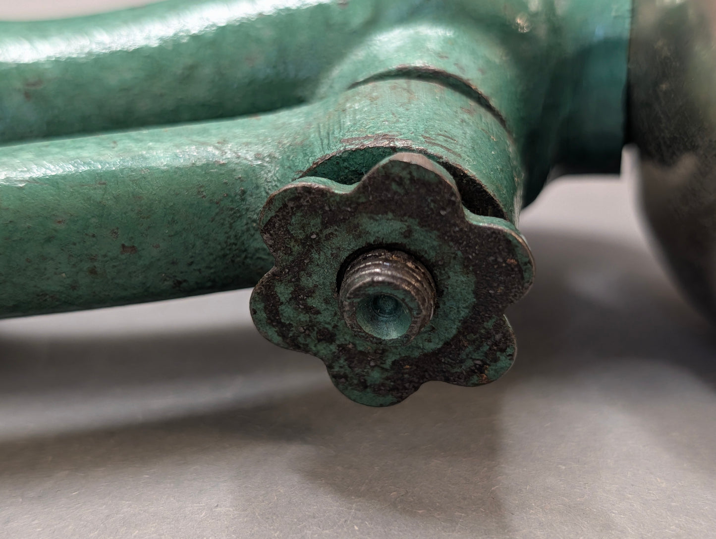 Mahlkegel der Mohnmühle mit Patina und Grünspan, Nahaufnahme