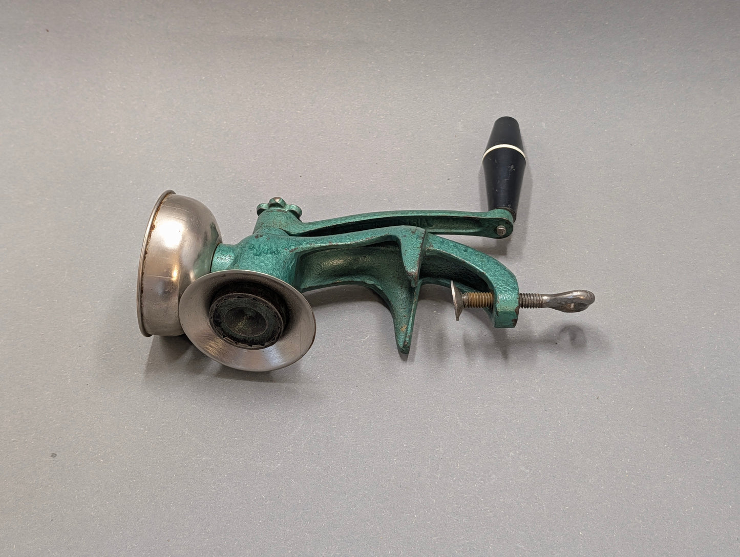 Schwarzer Kurbelgriff der antiken Mohnmühle, Detail