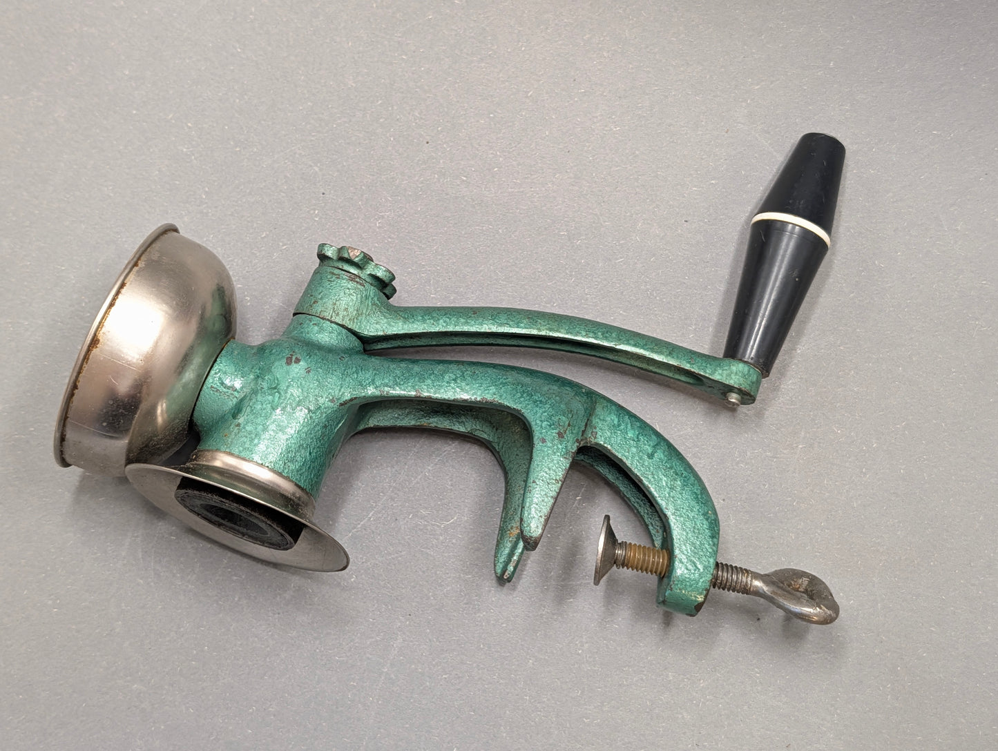 Schwarzer Kurbelgriff der antiken Mohnmühle, Detail