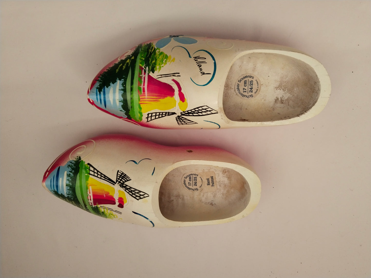 Handbemalte niederländische Holzschuhe Vintage. Aufnahme von oben.