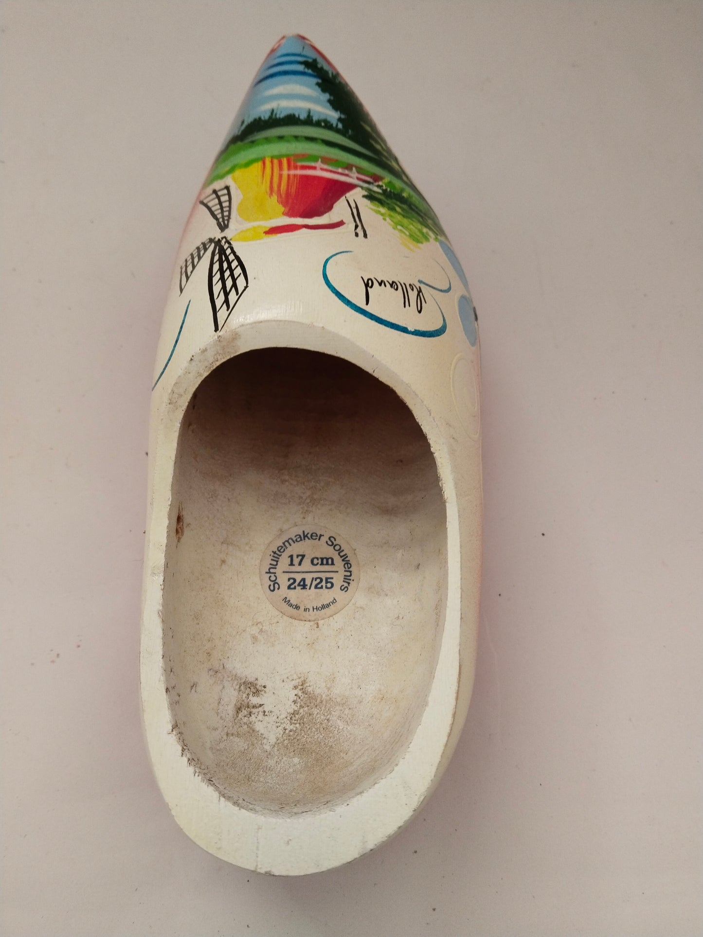 Handbemalte niederländische Holzschuhe Vintage. Aufnahme eines einzelnen Schuhs von oben.