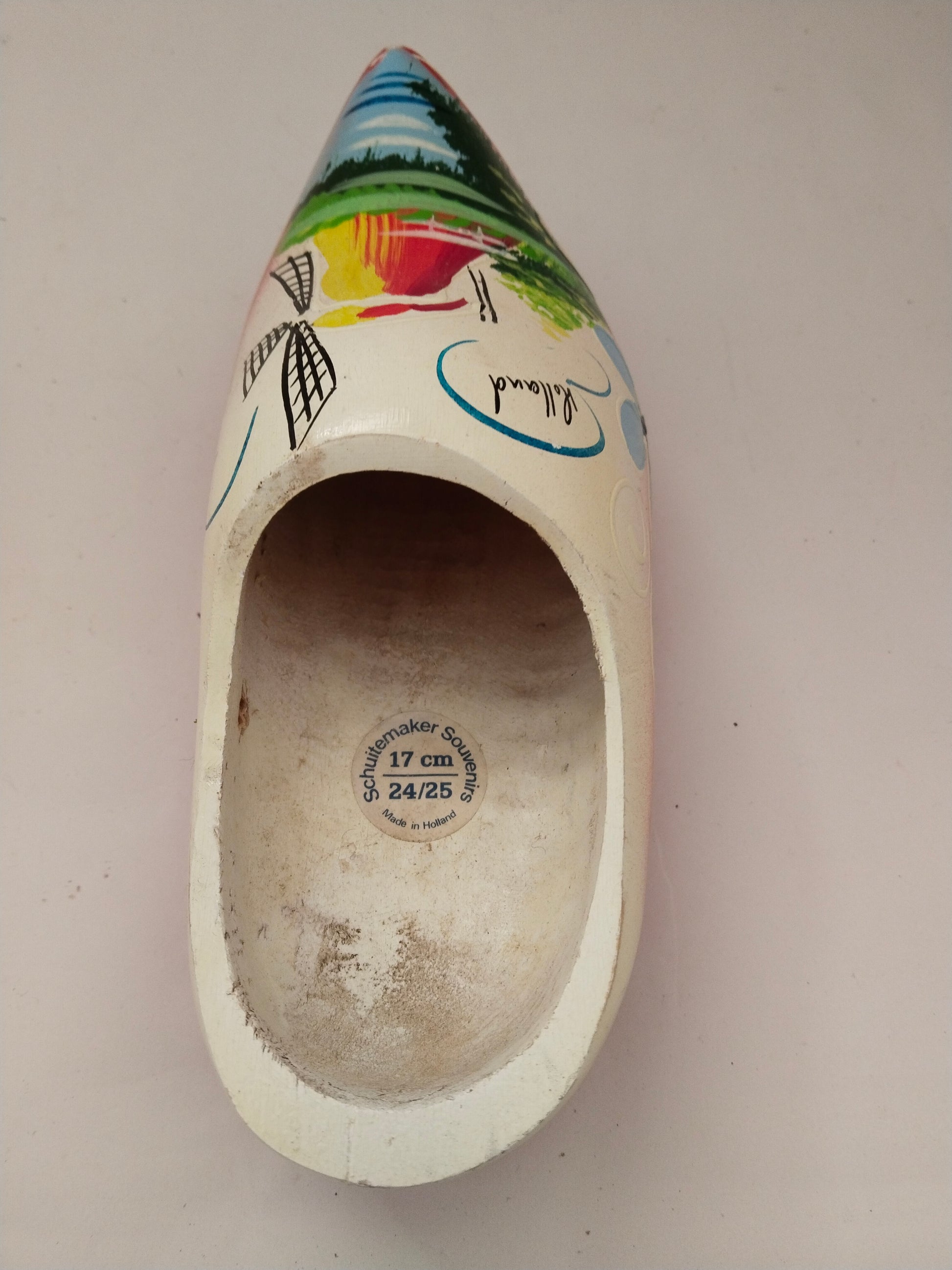 Handbemalte niederländische Holzschuhe Vintage. Aufnahme eines einzelnen Schuhs von oben.