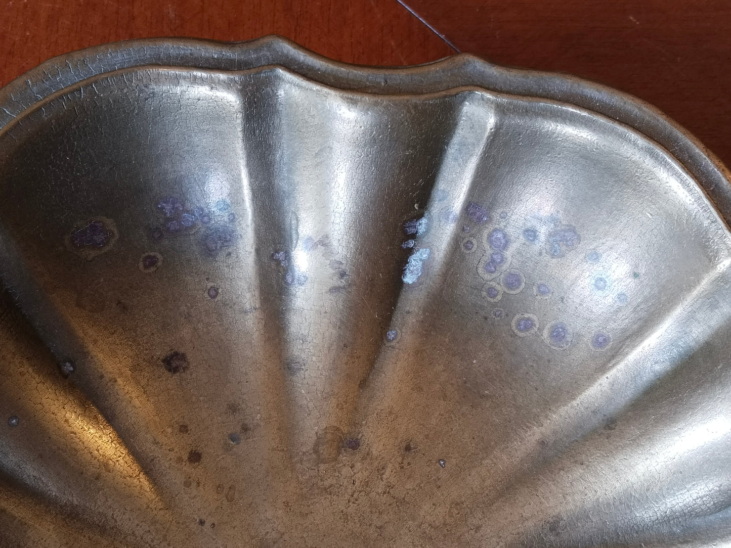 Detailaufnahme Patina und Oberfläche der Messingschale