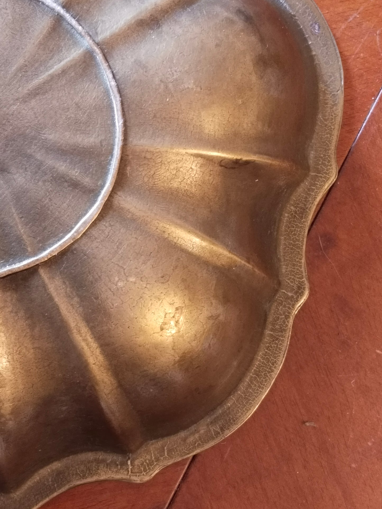 Detail Boden und Standring der Vintage-Messingschale