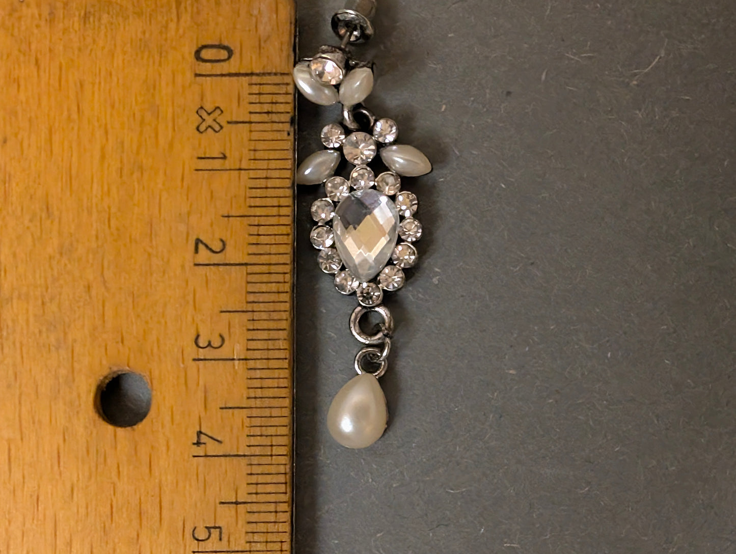 Ohrhänger neben Lineal, ca. 4 cm Länge, Größenvergleich