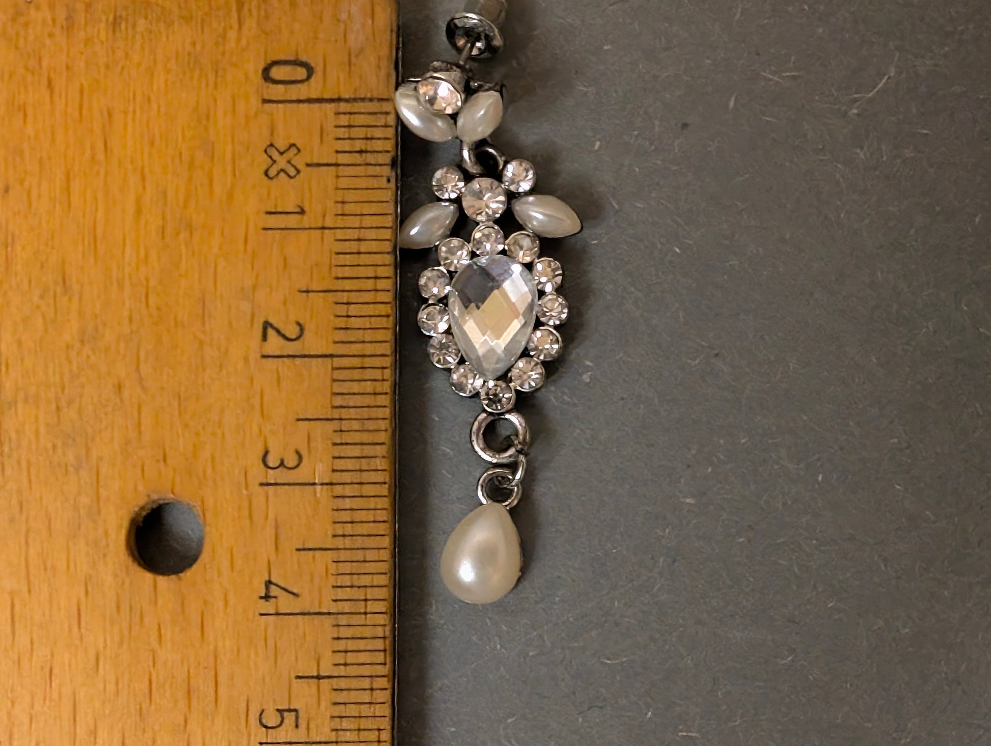 Ohrhänger neben Lineal, ca. 4 cm Länge, Größenvergleich