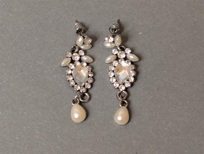 Kristall-Perlen Ohrhänger aus Österreich, Vintage Brautschmuck, Paar in Gesamtansicht
