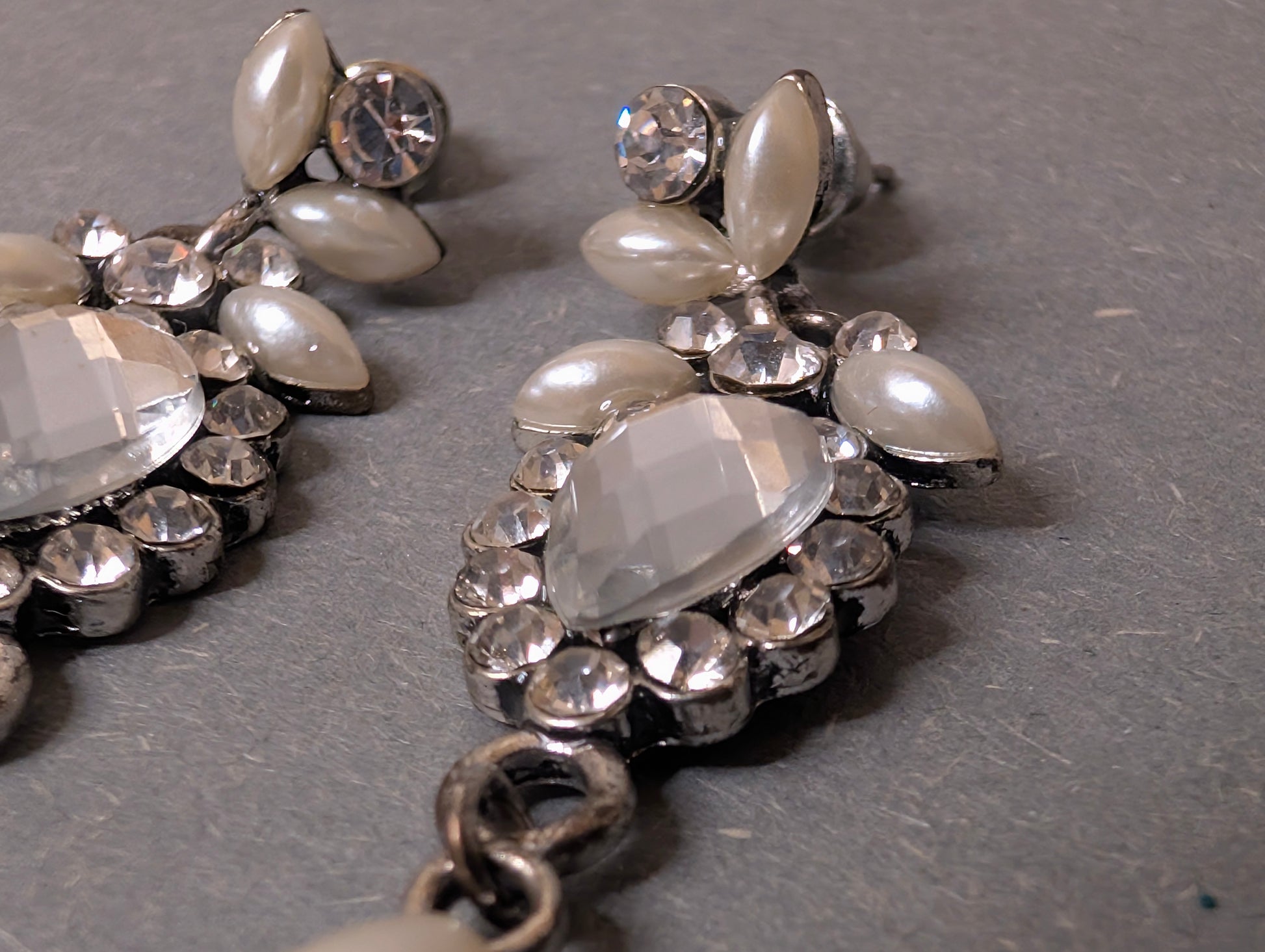 Vintage Braut-Ohrringe, facettierter Kristall in Strass-Kranz, Nahaufnahme