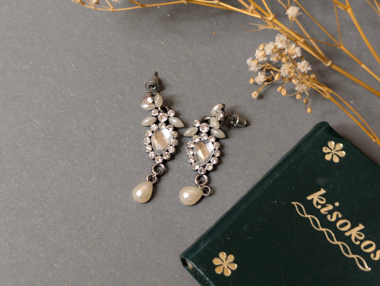Braut-Ohrhänger elegant gestylt mit Trockenblumen und Buch