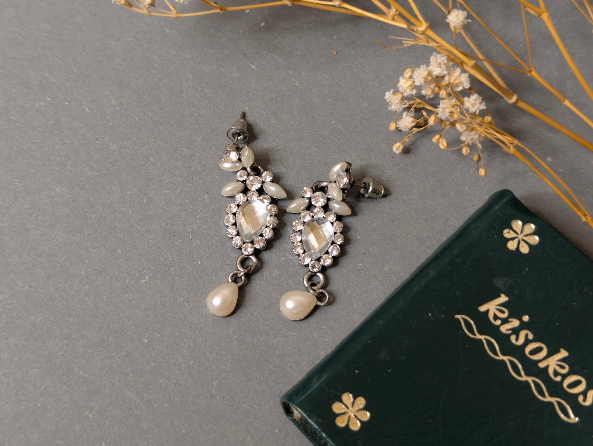 Braut-Ohrhänger elegant gestylt mit Trockenblumen und Buch