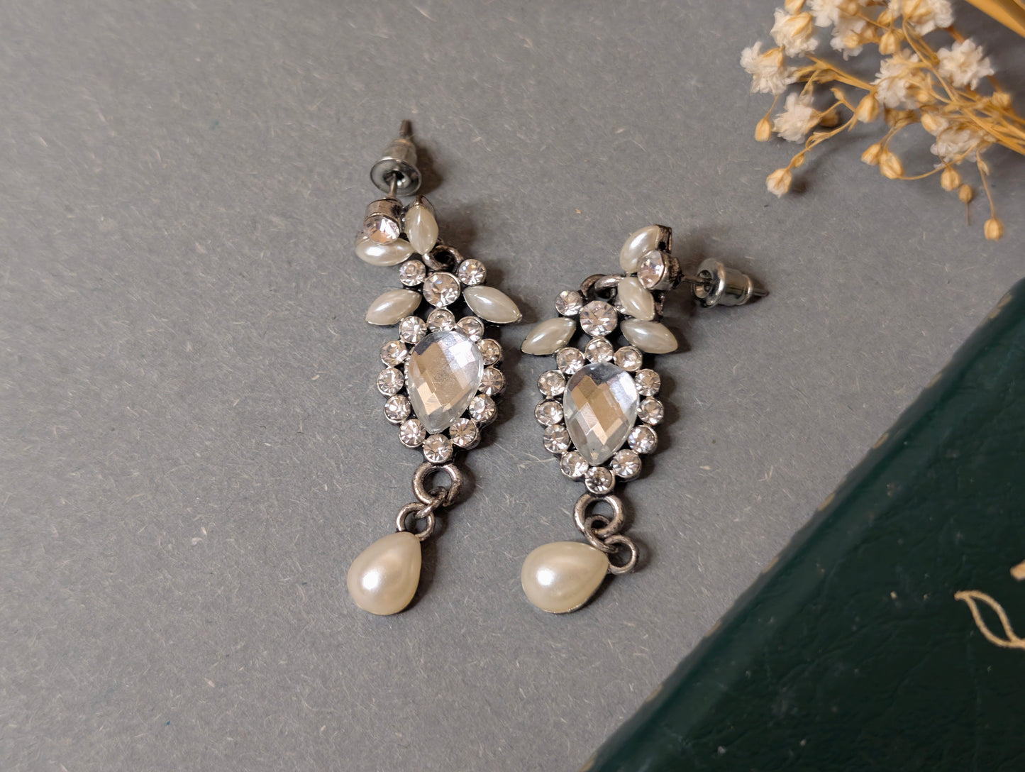 Kristall-Perlen Ohrringe im Detail, romantisches Styling