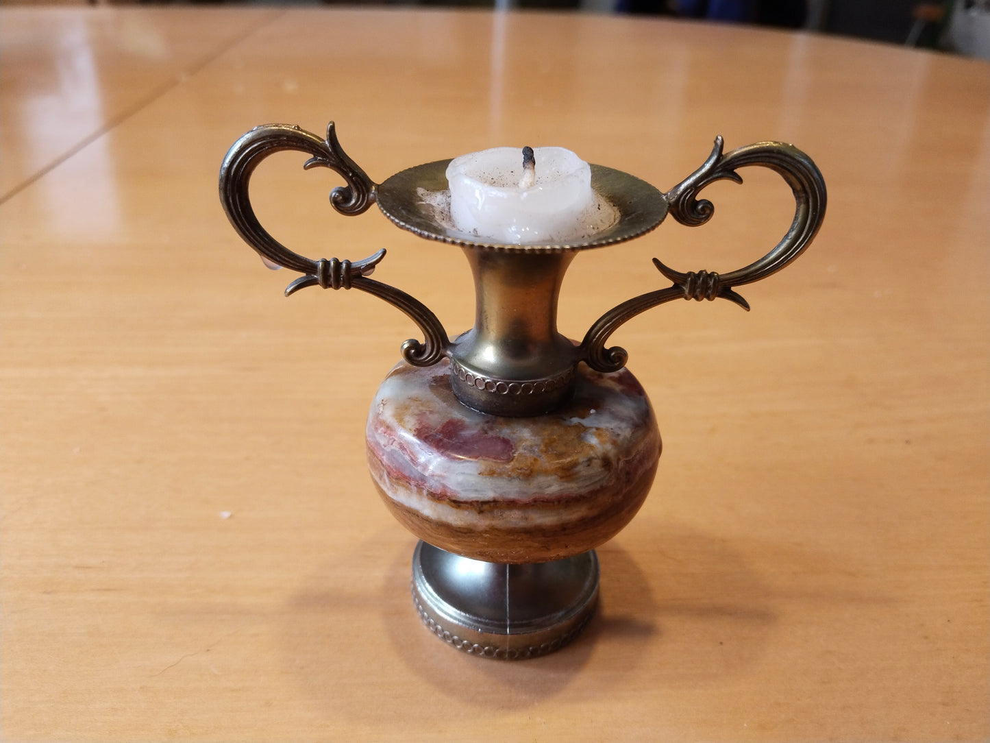 Vintage Onyx-Kerzenständer, Amphora-Form, Messinghenkel, Gesamtansicht von vorne, Waldviertel
