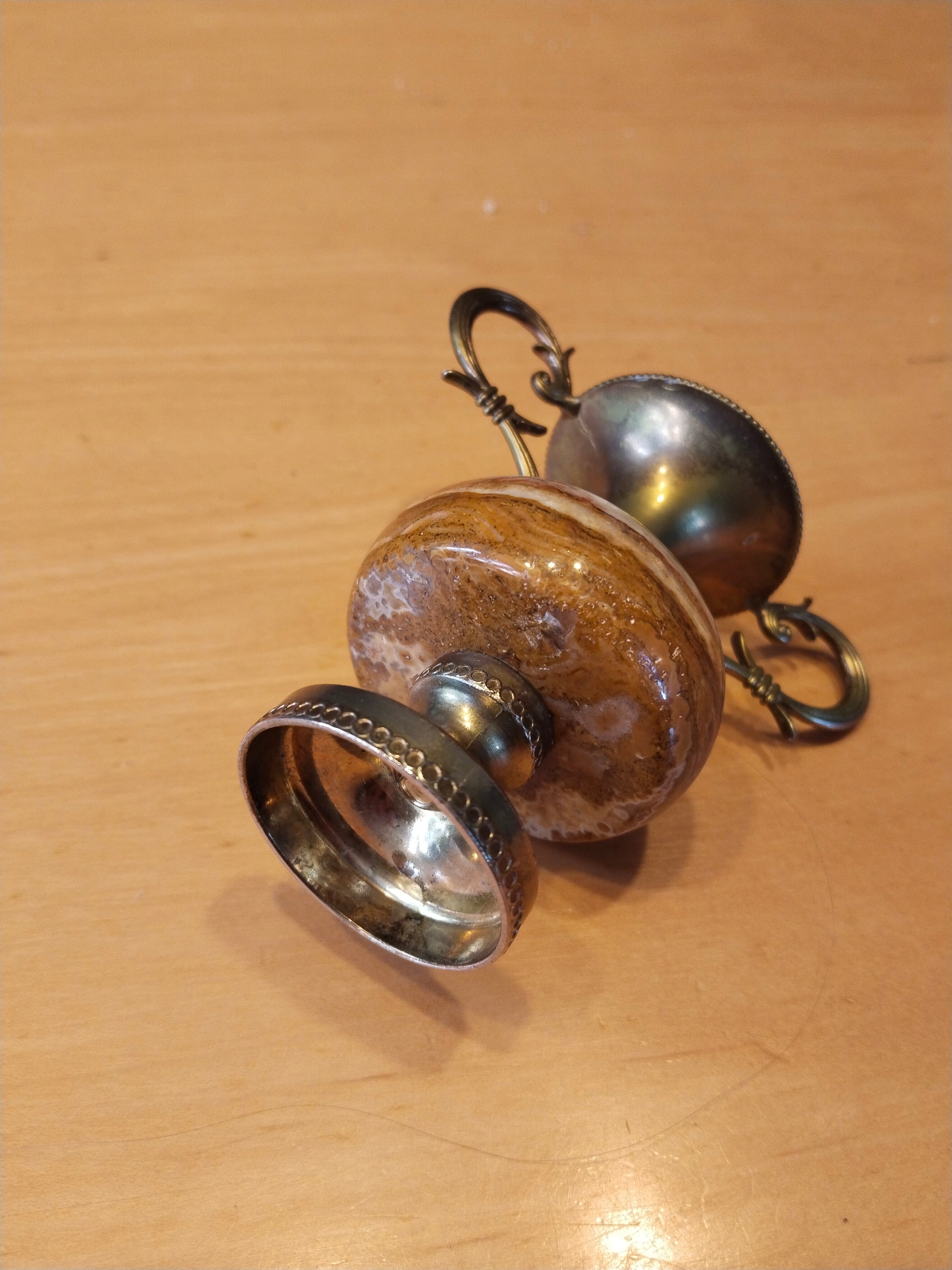 Unterseite – offener Messingfuß, typisch für Onyx-Souvenirstücke des 20. Jahrhunderts
