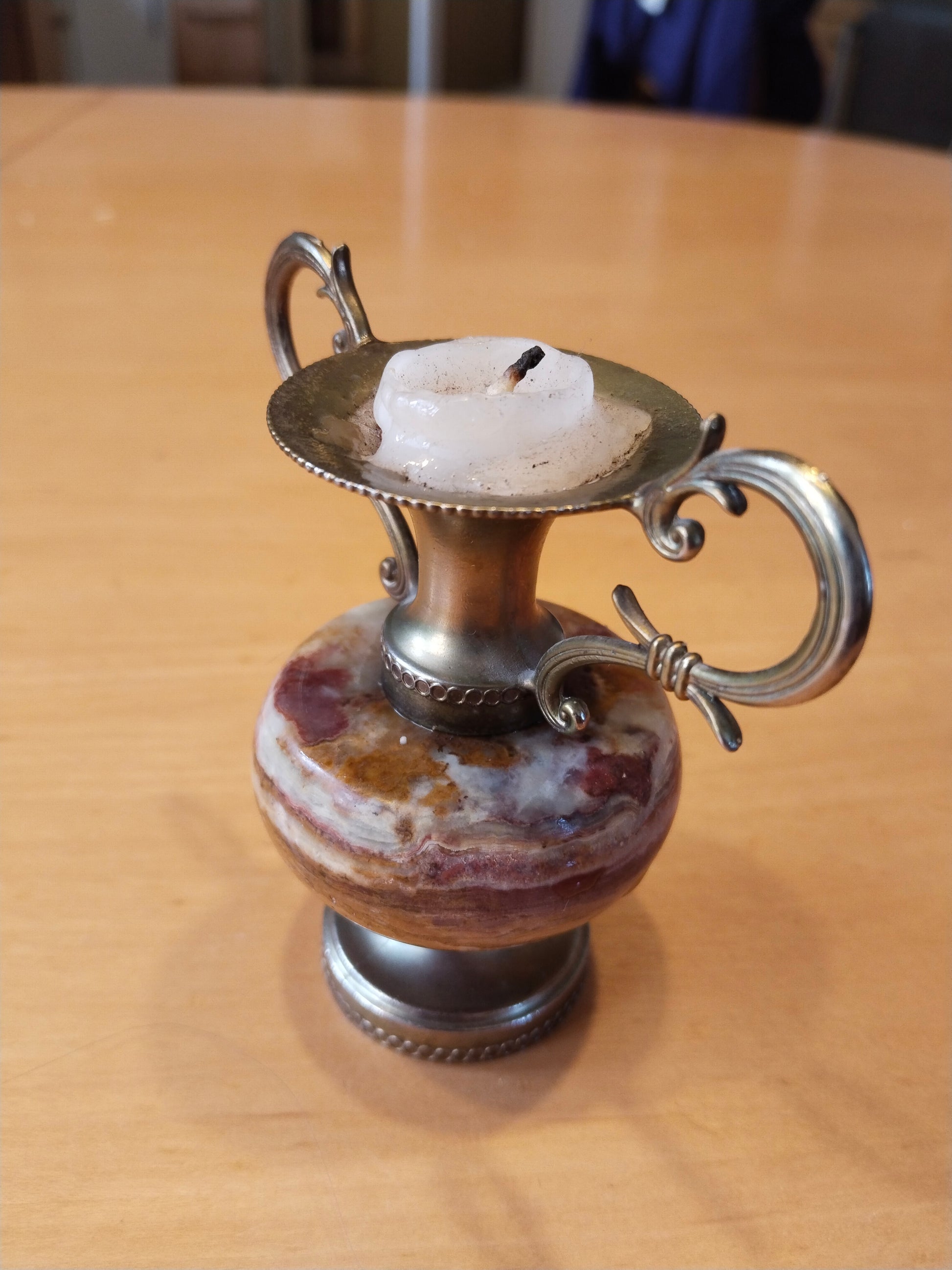 Seitenansicht links – Messing-Schwinghenkel mit Barockornamenten, Vitis Fundstück
