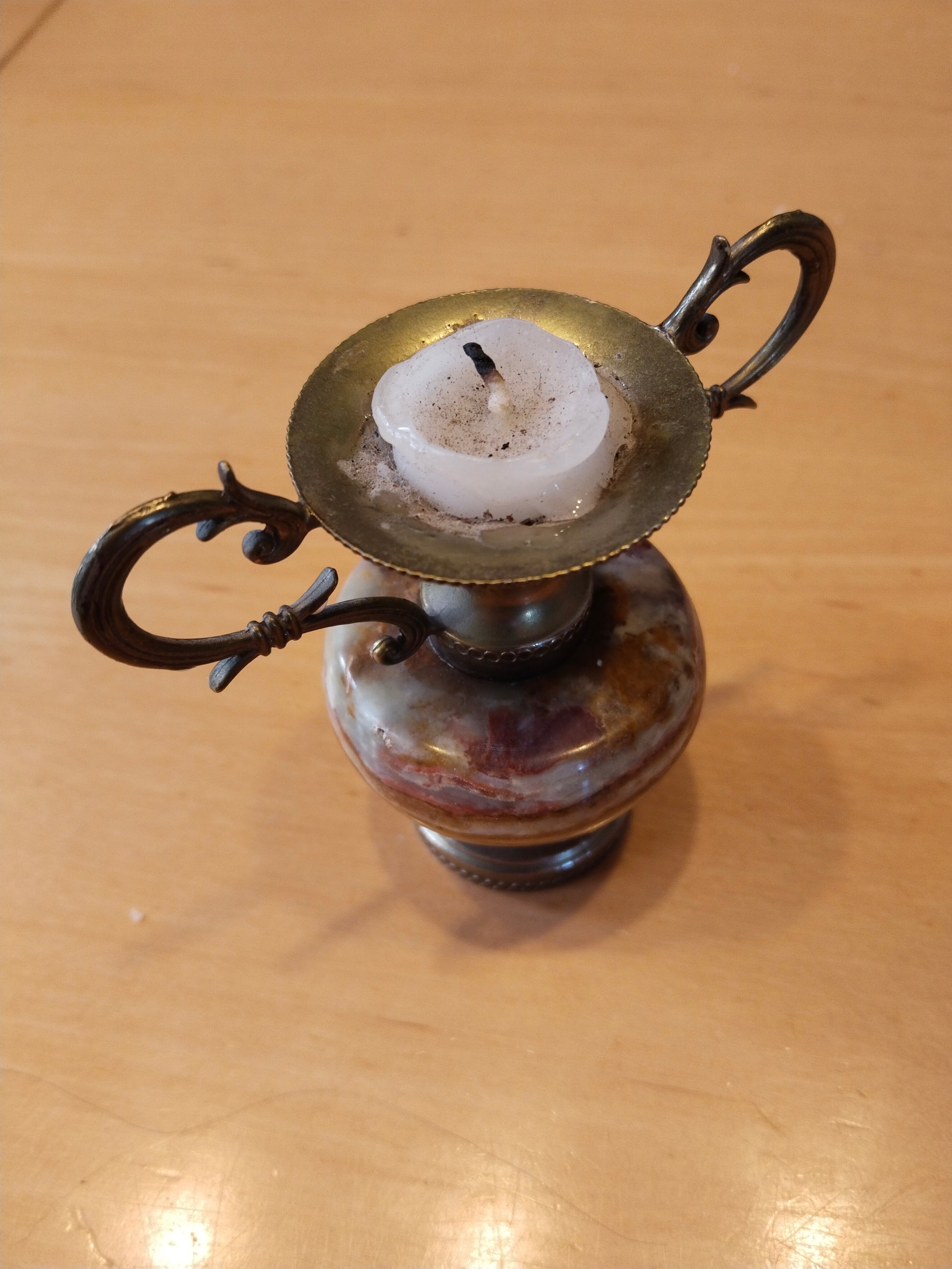 Schrägansicht von oben – Kerzenrest in Wachsschale, Amphora-Form deutlich erkennbar
