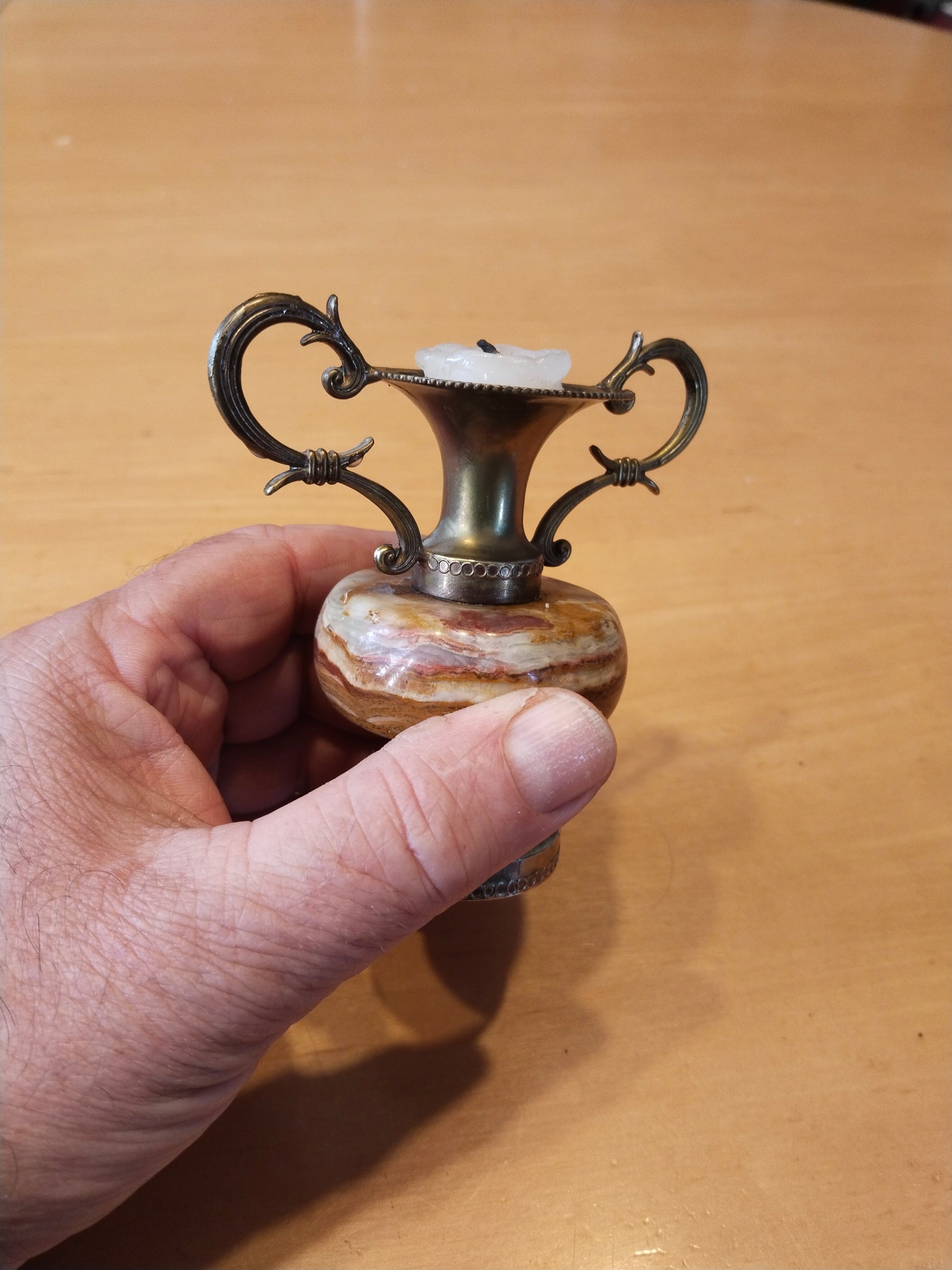 Größenvergleich in der Hand – Höhe 8 cm, Breite 9 cm, kompakte Miniatur-Form
