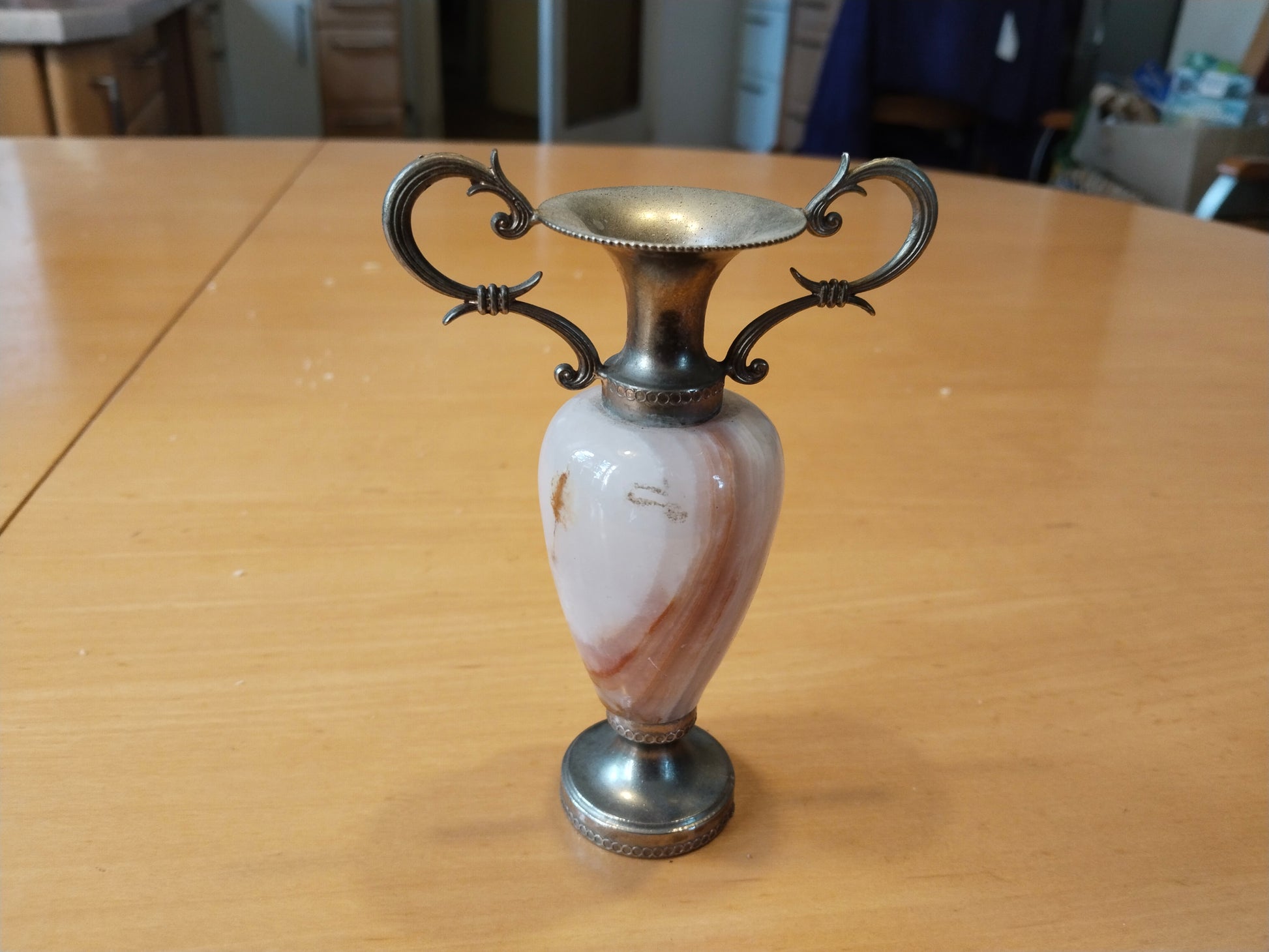 Vintage Onyx-Vase, Amphora-Form, versilberte Schwinghenkel, Gesamtansicht, Bad Vöslau
