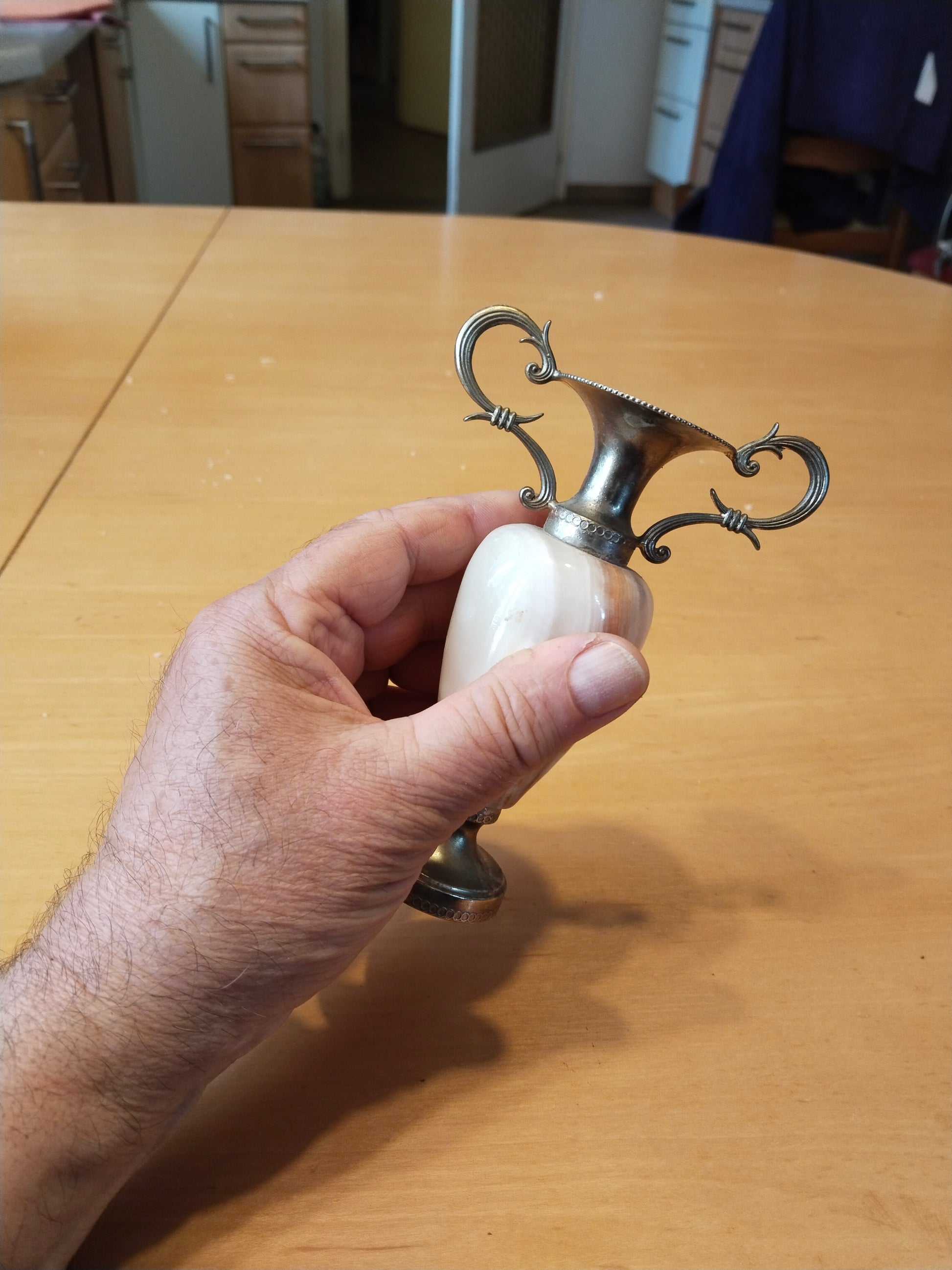 Größenvergleich in der Hand – Höhe 12 cm, Breite 9 cm, elegante Miniatur-Vase
