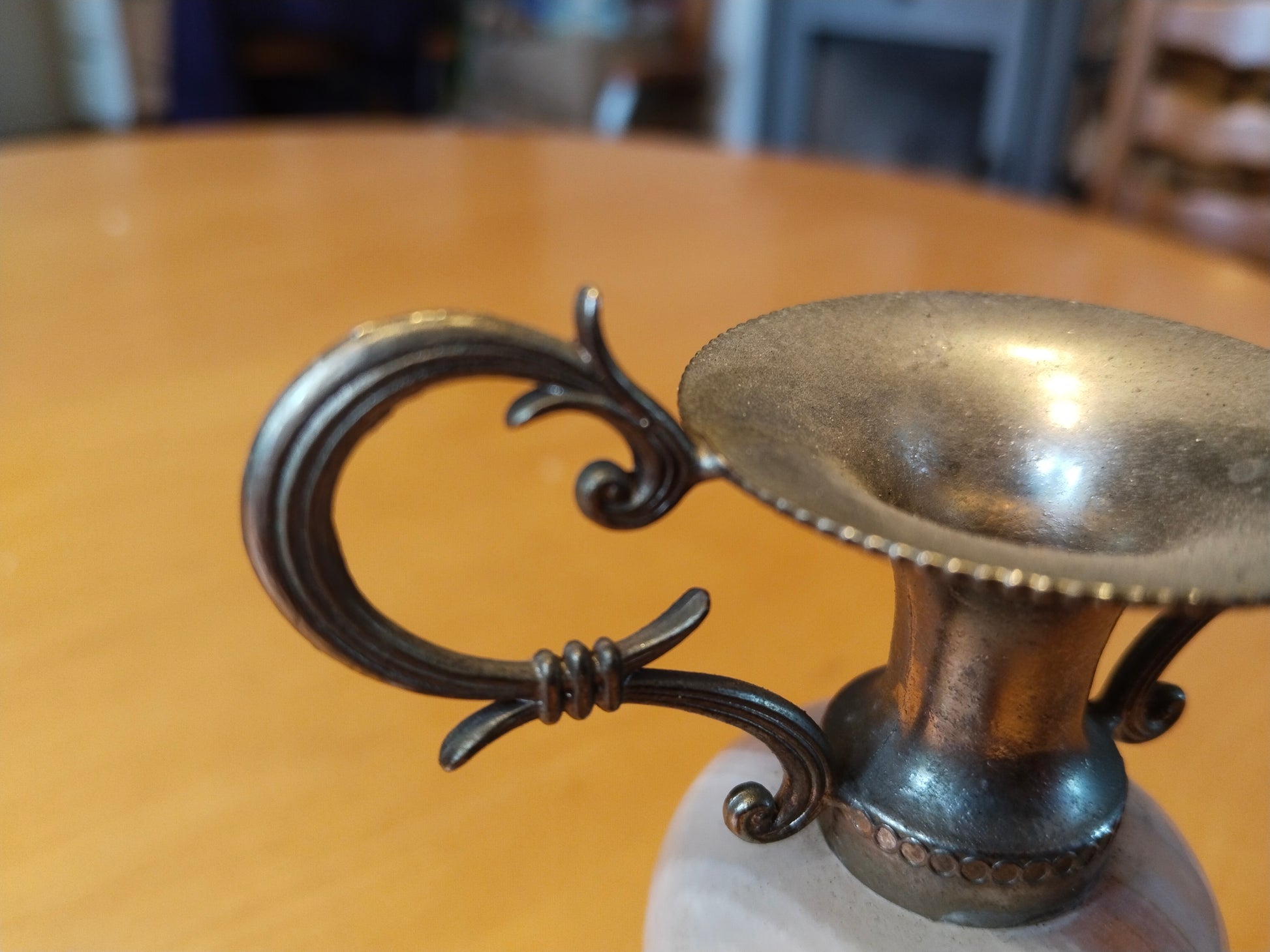 Detailaufnahme Schwinghenkel – Ornament und Befestigungsdetail aus nächster Nähe
