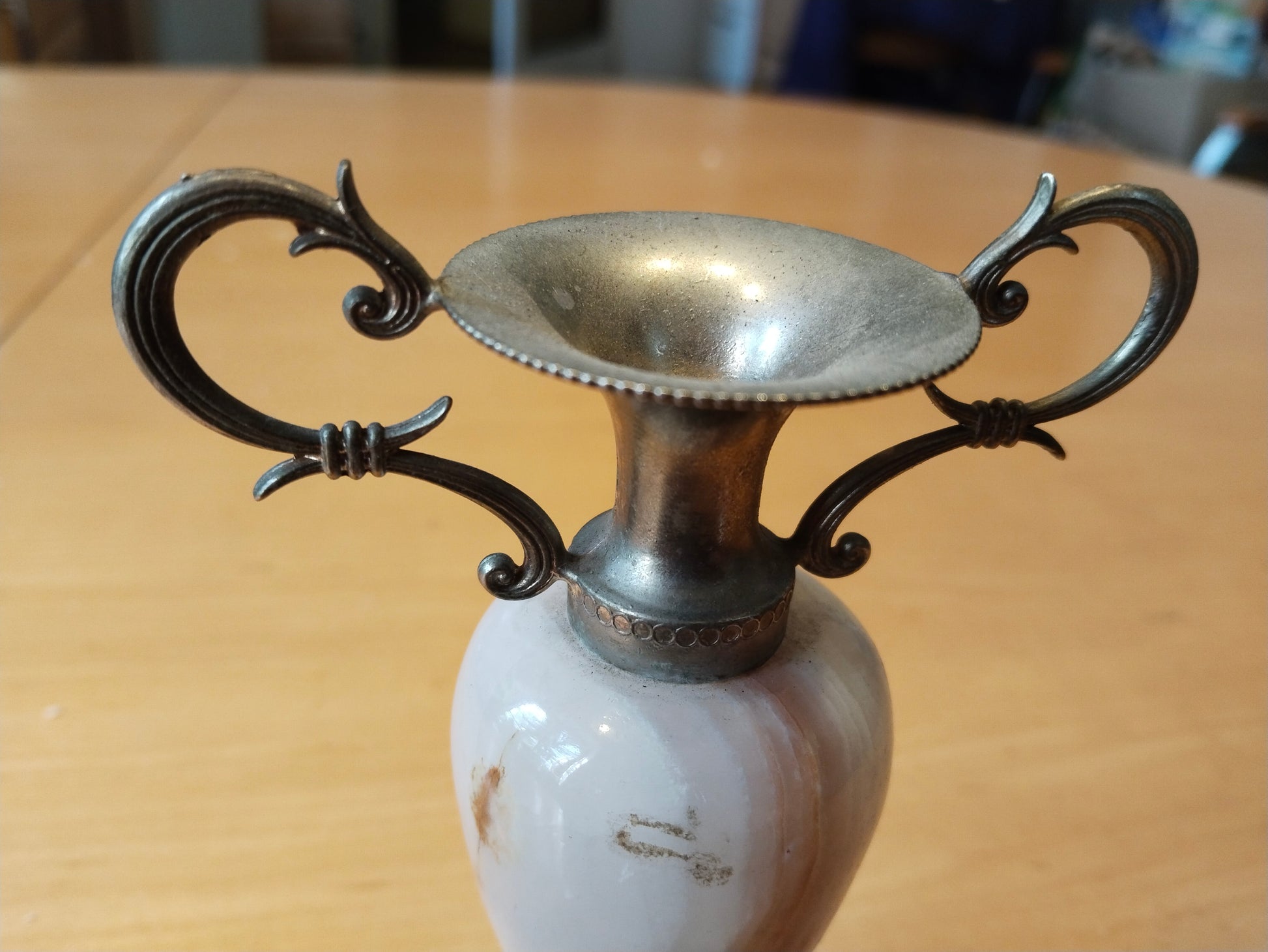 Nahaufnahme Mündung und Henkel – versilbertes Metall mit Perlrand-Verzierung
