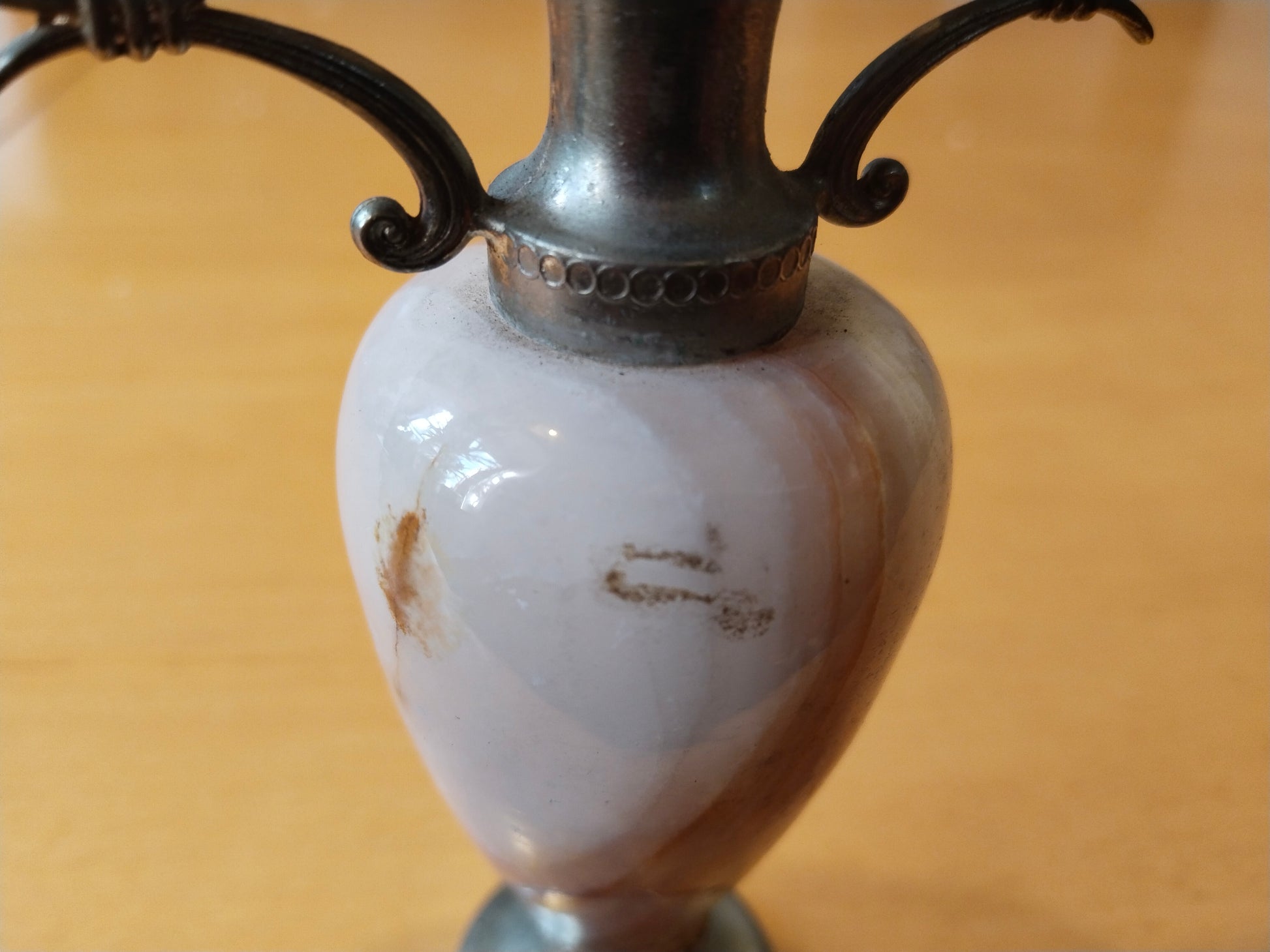 Onyx-Korpus Detailansicht – cremeweiße Grundfarbe mit Rosé- und Karamelladern
