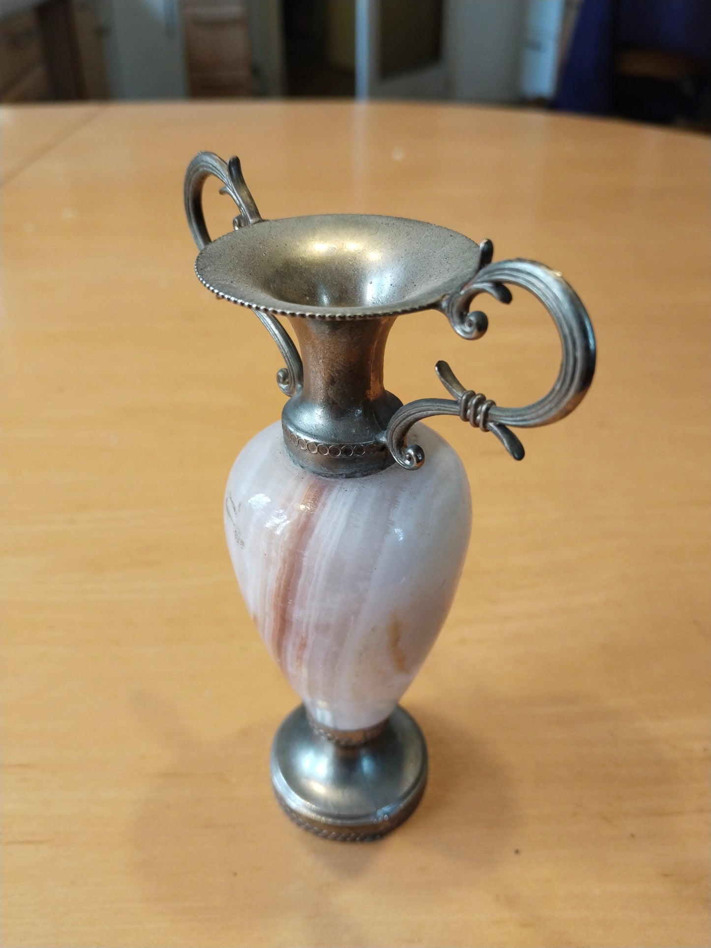 Seitenansicht links – Amphora-Form und elegante Proportionen sichtbar
