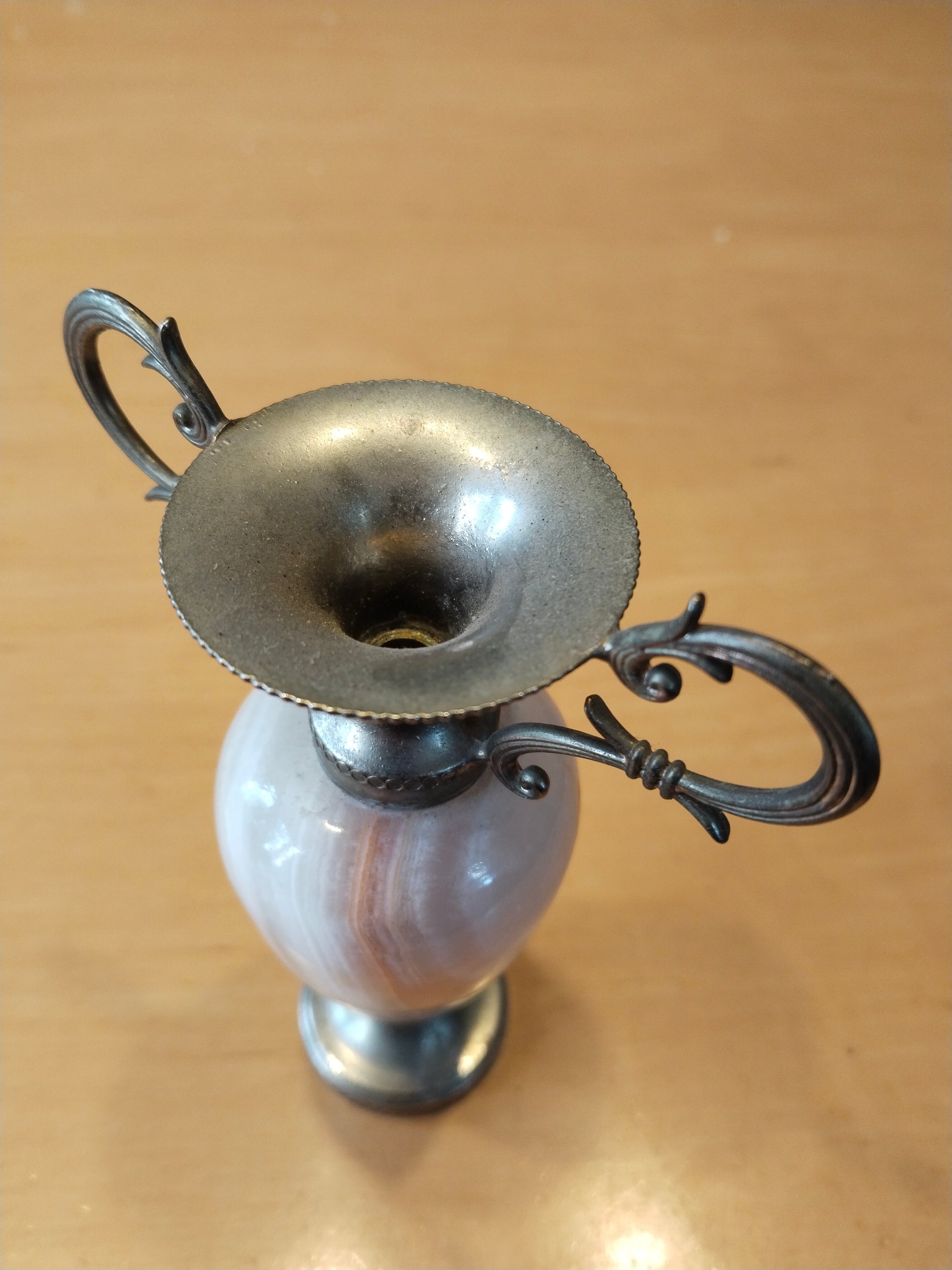 Schrägansicht von oben – Mündungsschale und Henkelpaar, Vintage Österreich
