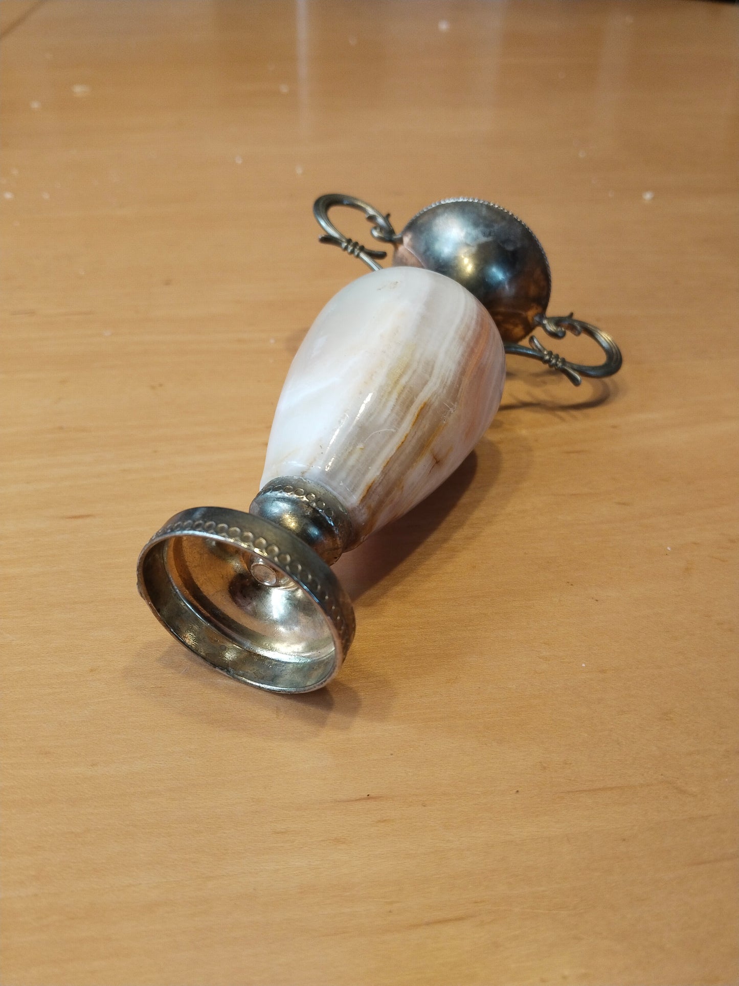 Unterseite – offener Metallfuß, typisch für Onyx-Souvenirstücke des 20. Jh.
