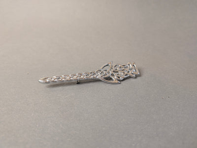 Keltische Vintage-Brosche in Schwertform aus silberfarbenem Metall, Gesamtansicht mit keltischem Flechtknoten, schottischer Kilt-Pin