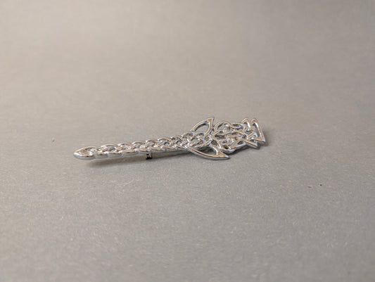 Keltische Vintage-Brosche in Schwertform aus silberfarbenem Metall, Gesamtansicht mit keltischem Flechtknoten, schottischer Kilt-Pin