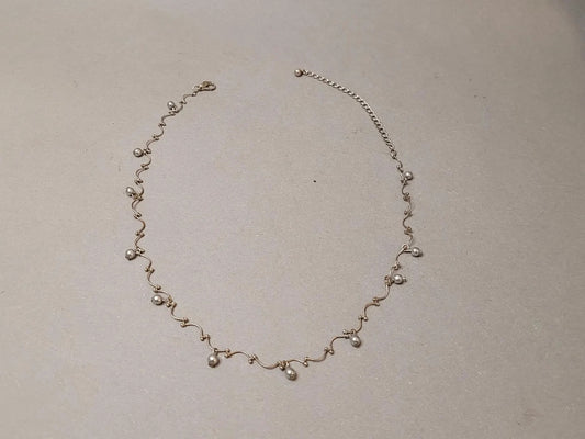 Collier vague vintage avec perles décoratives grises – fine chaîne à maillons argentée