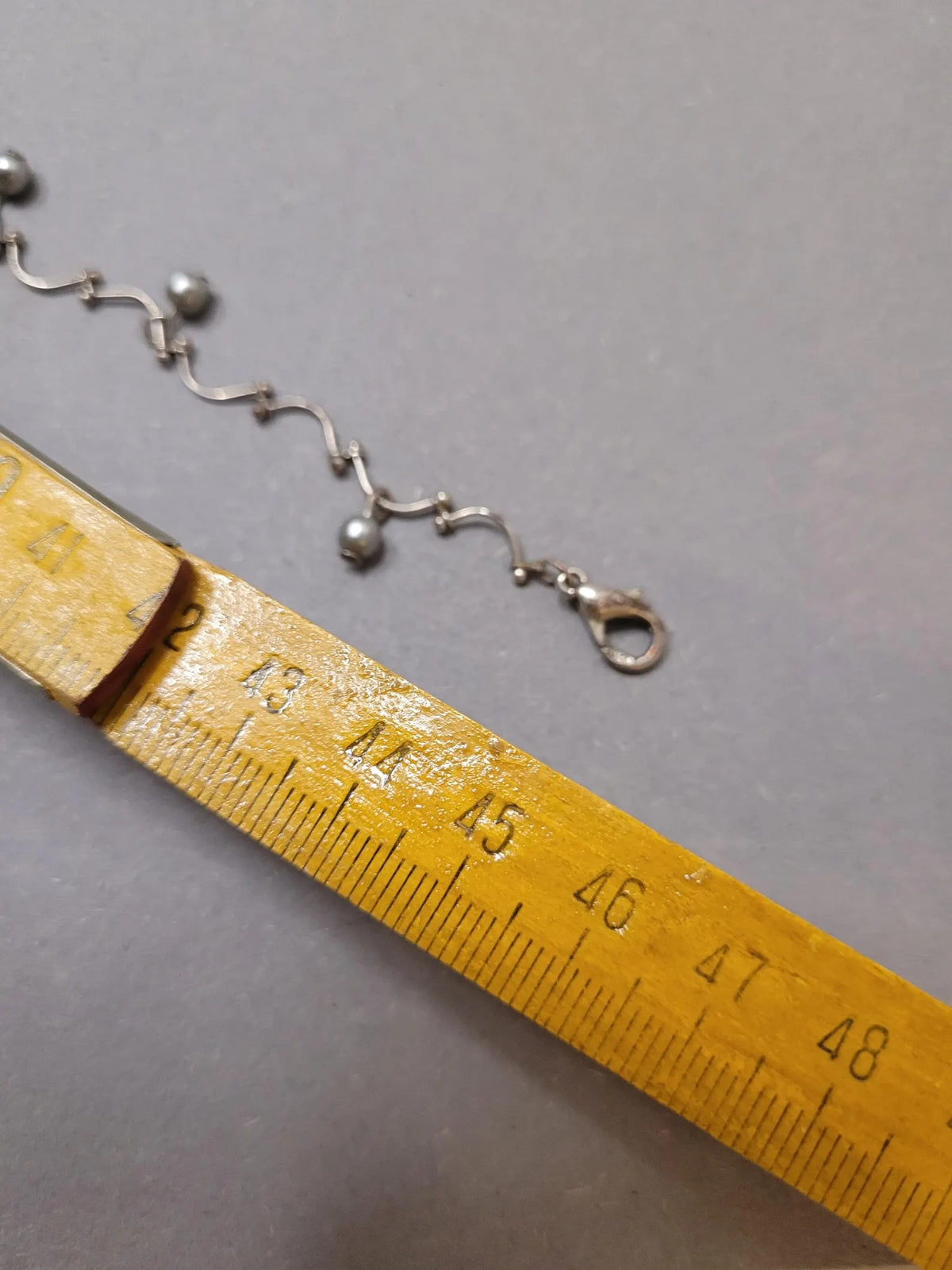 Vintage Wellen-Halskette mit grauen Zierperlen – zarte Gliederkette im Silberton