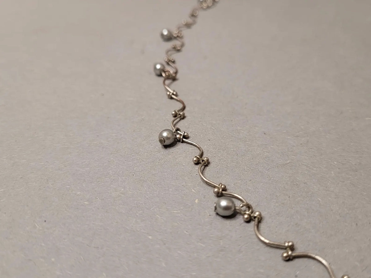 Vintage Wellen-Halskette mit grauen Zierperlen – zarte Gliederkette im Silberton