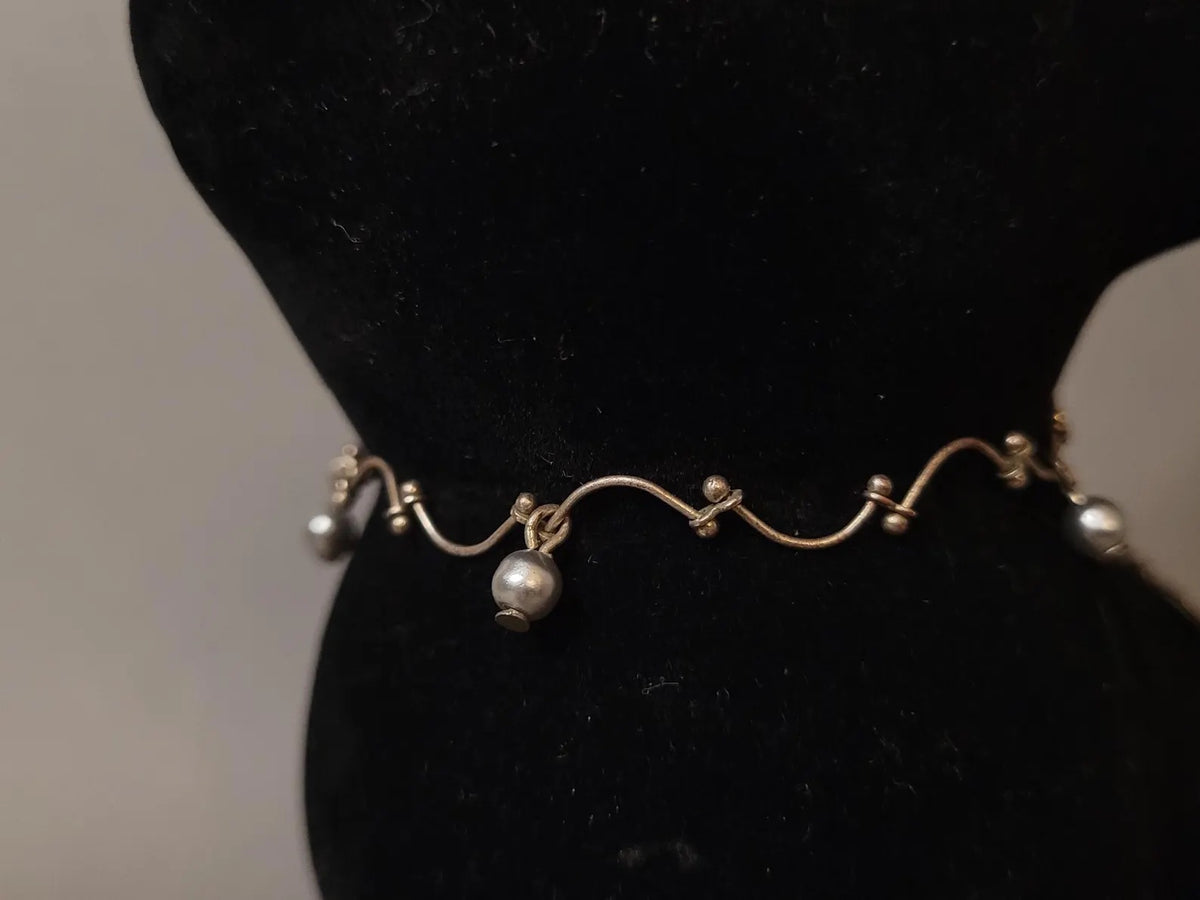 Vintage Wellen-Halskette mit grauen Zierperlen – zarte Gliederkette im Silberton