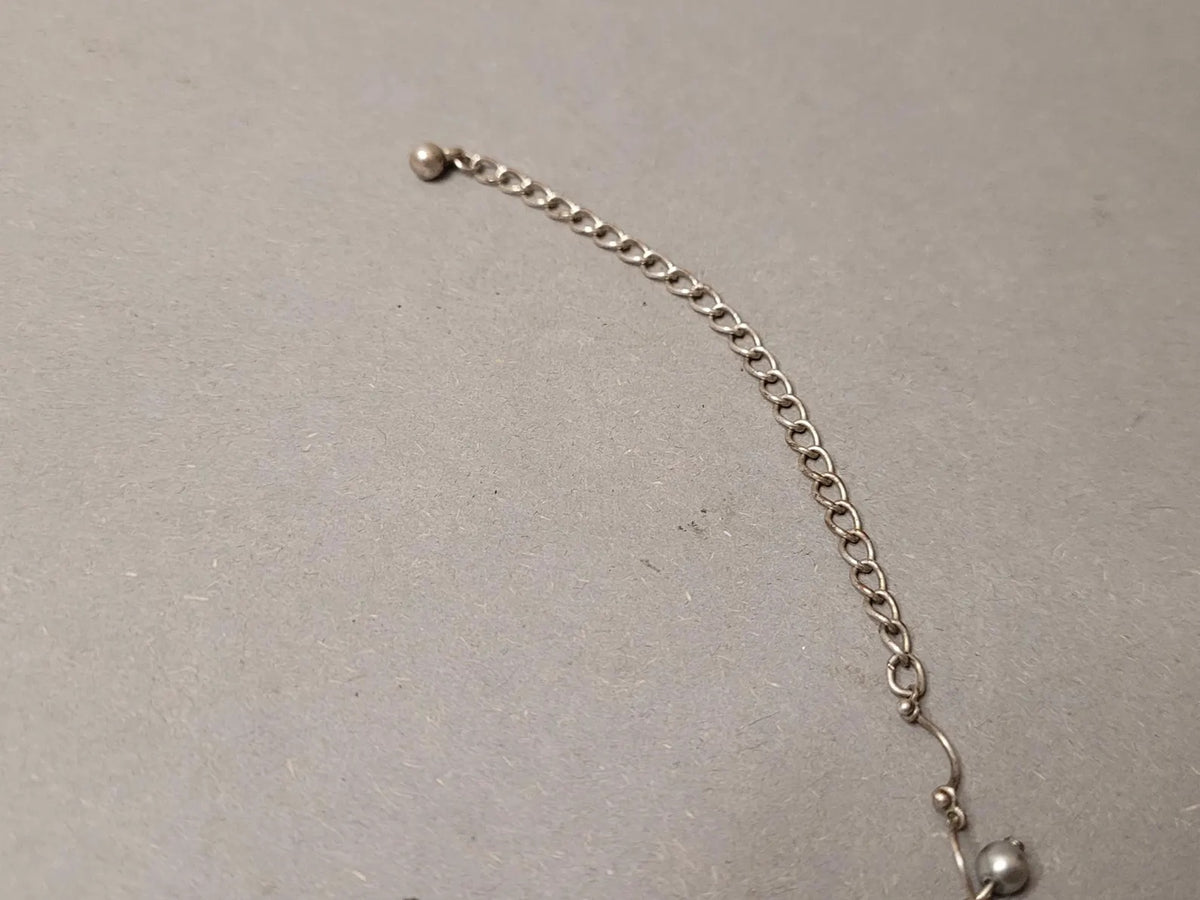 Vintage Wellen-Halskette mit grauen Zierperlen – zarte Gliederkette im Silberton