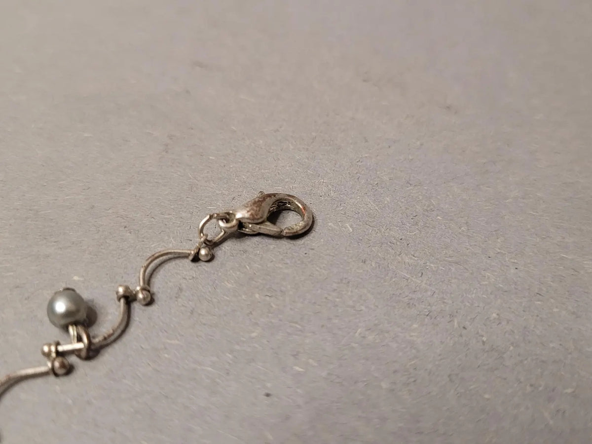 Vintage Wellen-Halskette mit grauen Zierperlen – zarte Gliederkette im Silberton